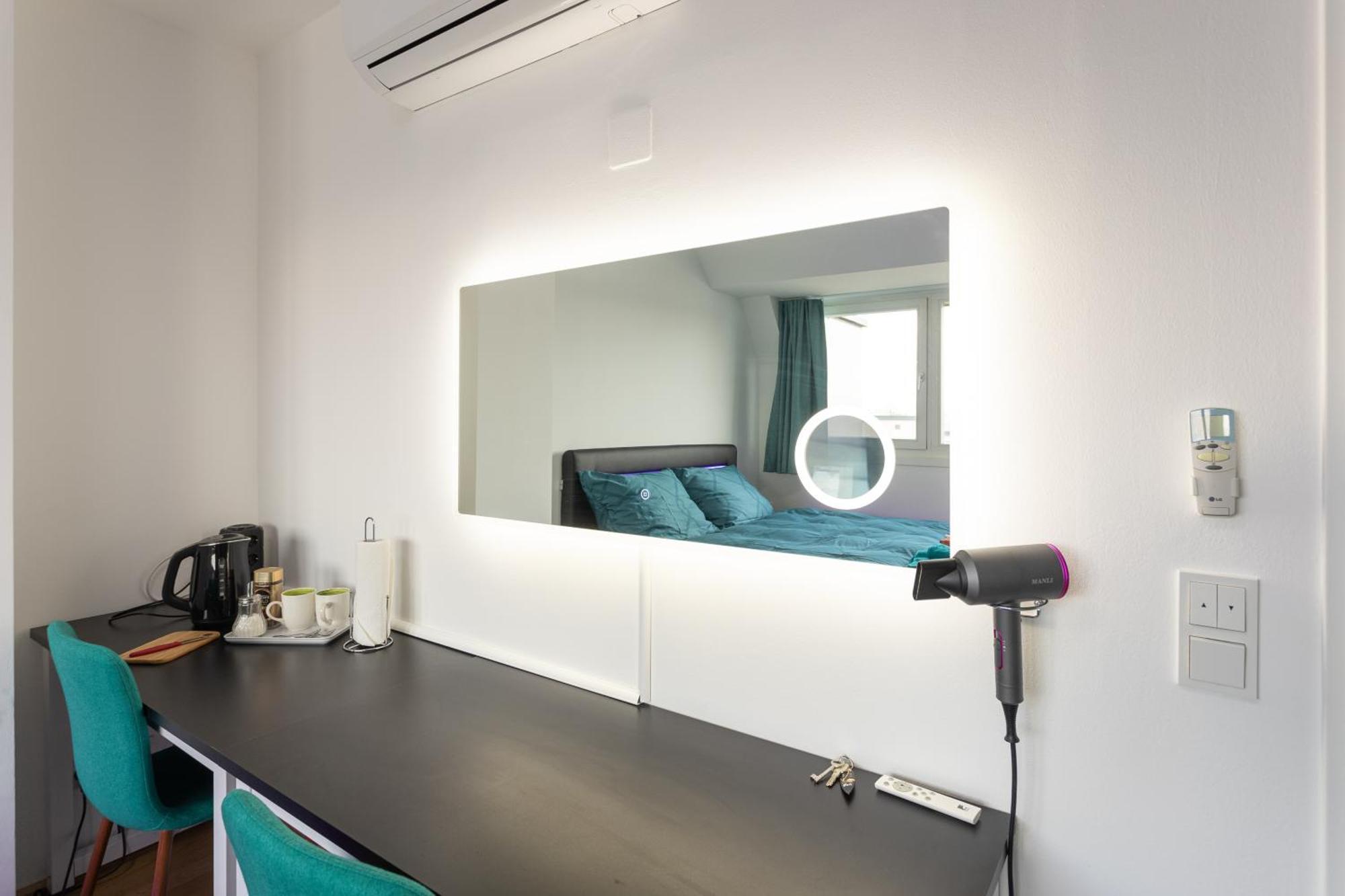 Private With Ac- Microwave, Personal Fridge & Metro Access - 7 Min To Center Privatunterkunft