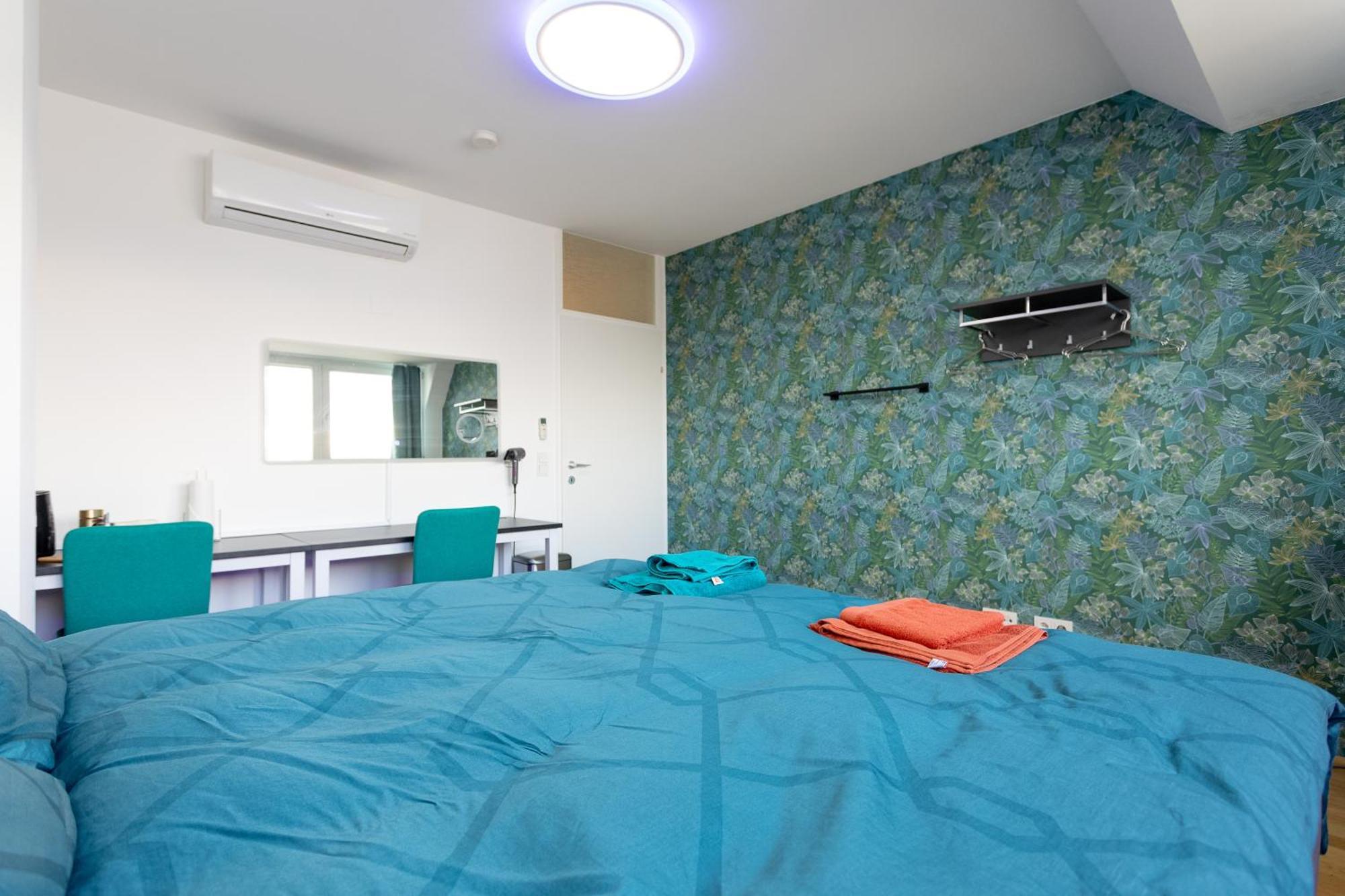 Private With Ac- Microwave, Personal Fridge & Metro Access - 7 Min To Center Privatunterkunft *