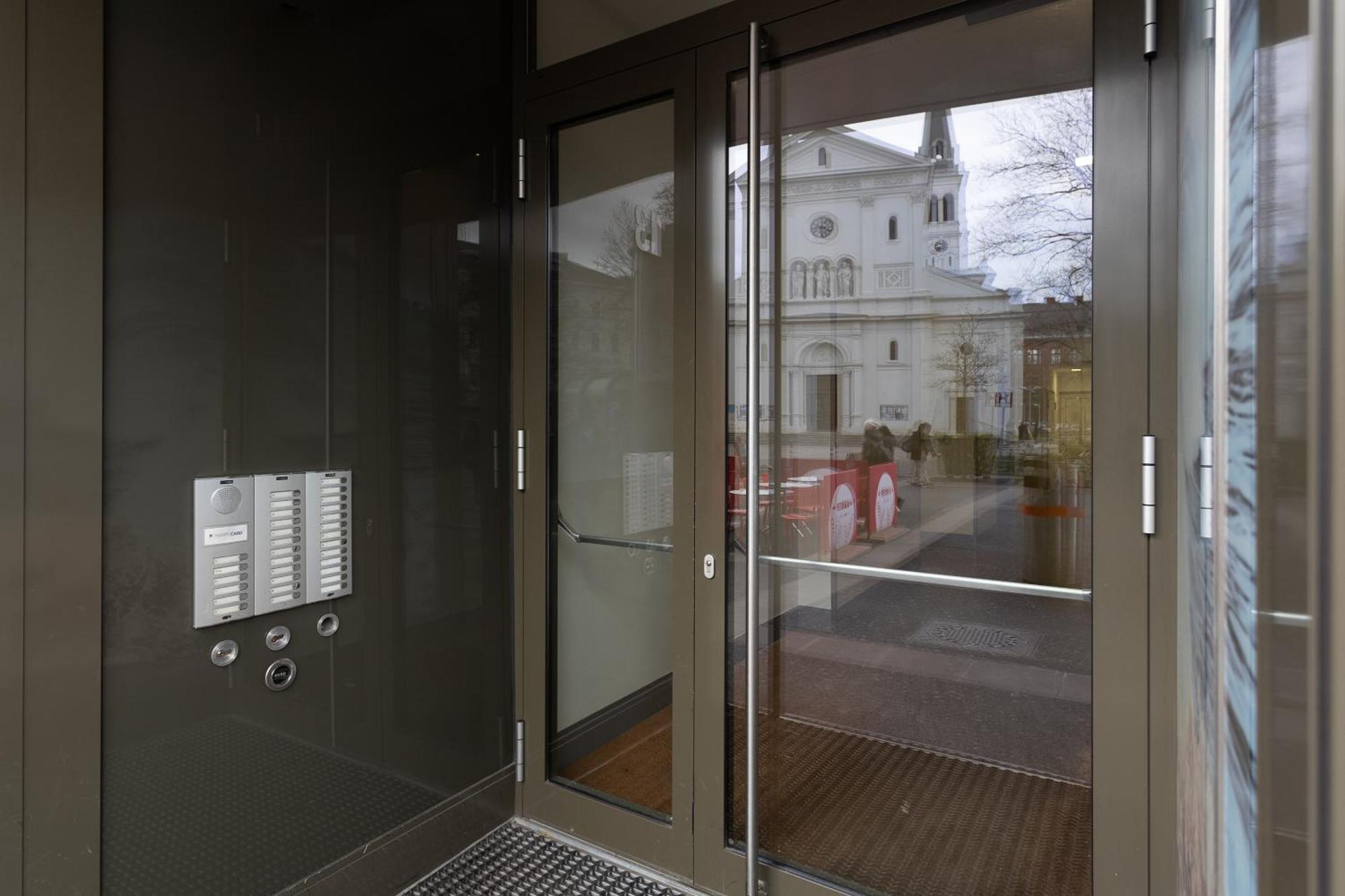Private With Ac- Microwave, Personal Fridge & Metro Access - 7 Min To Center