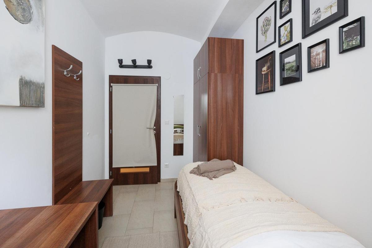 Business Hotel *