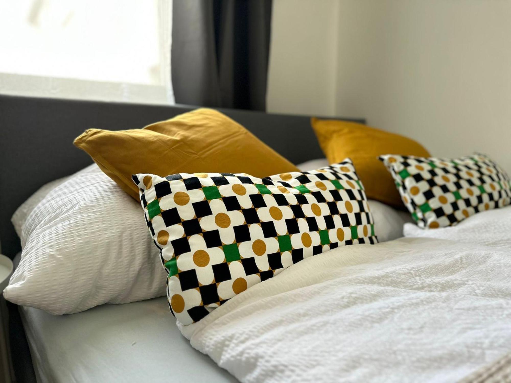 Perfect Location, 2 Min To Main Station Apartment *
