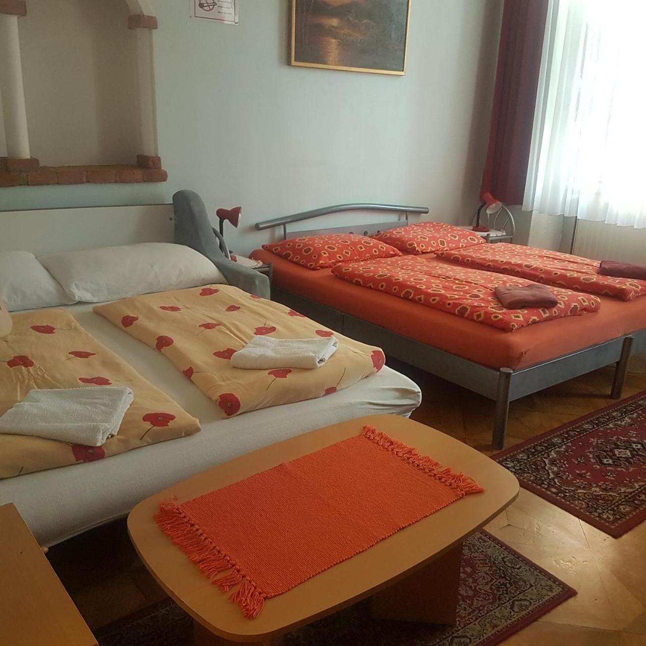Happyhostel *