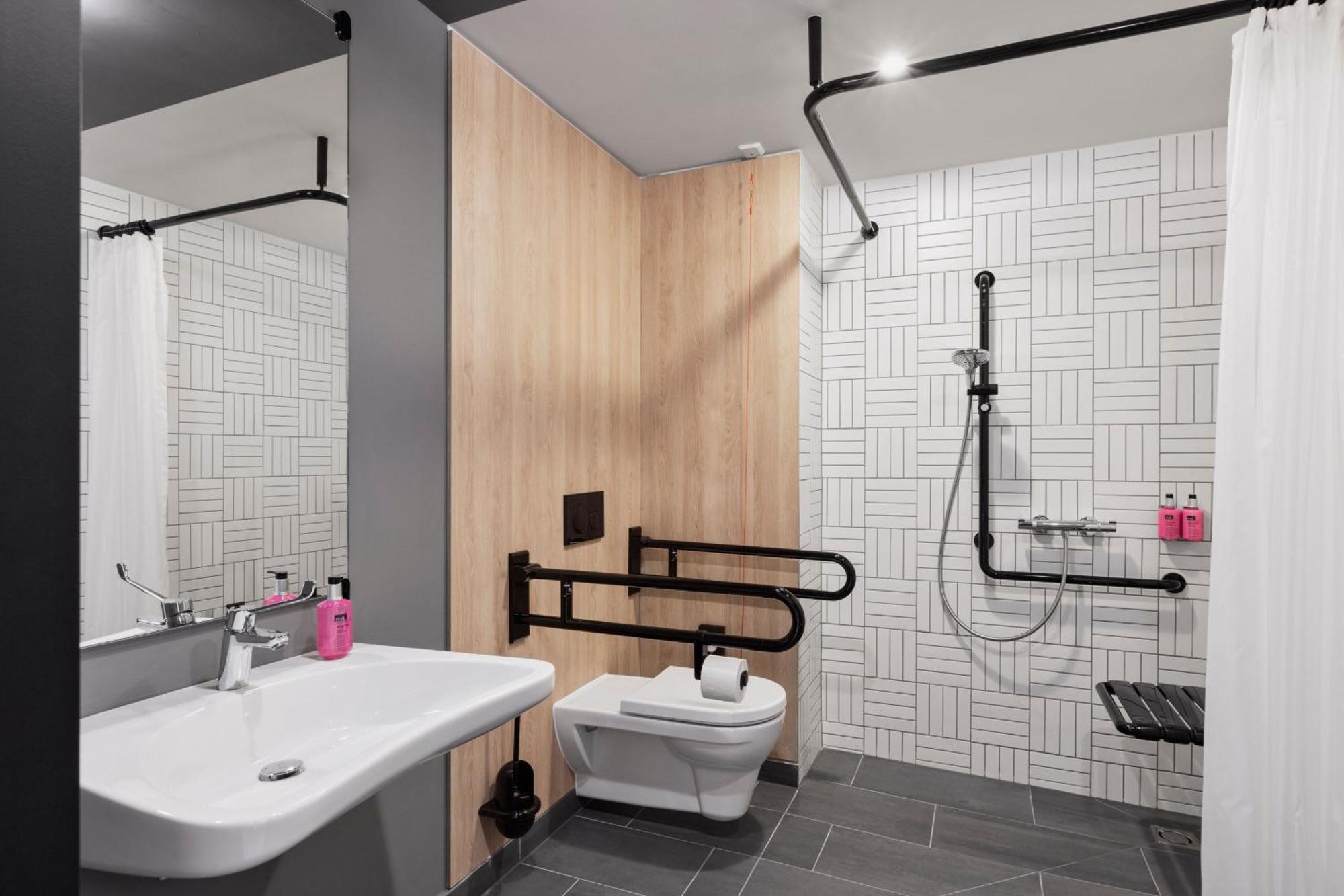 Moxy East Hotel *