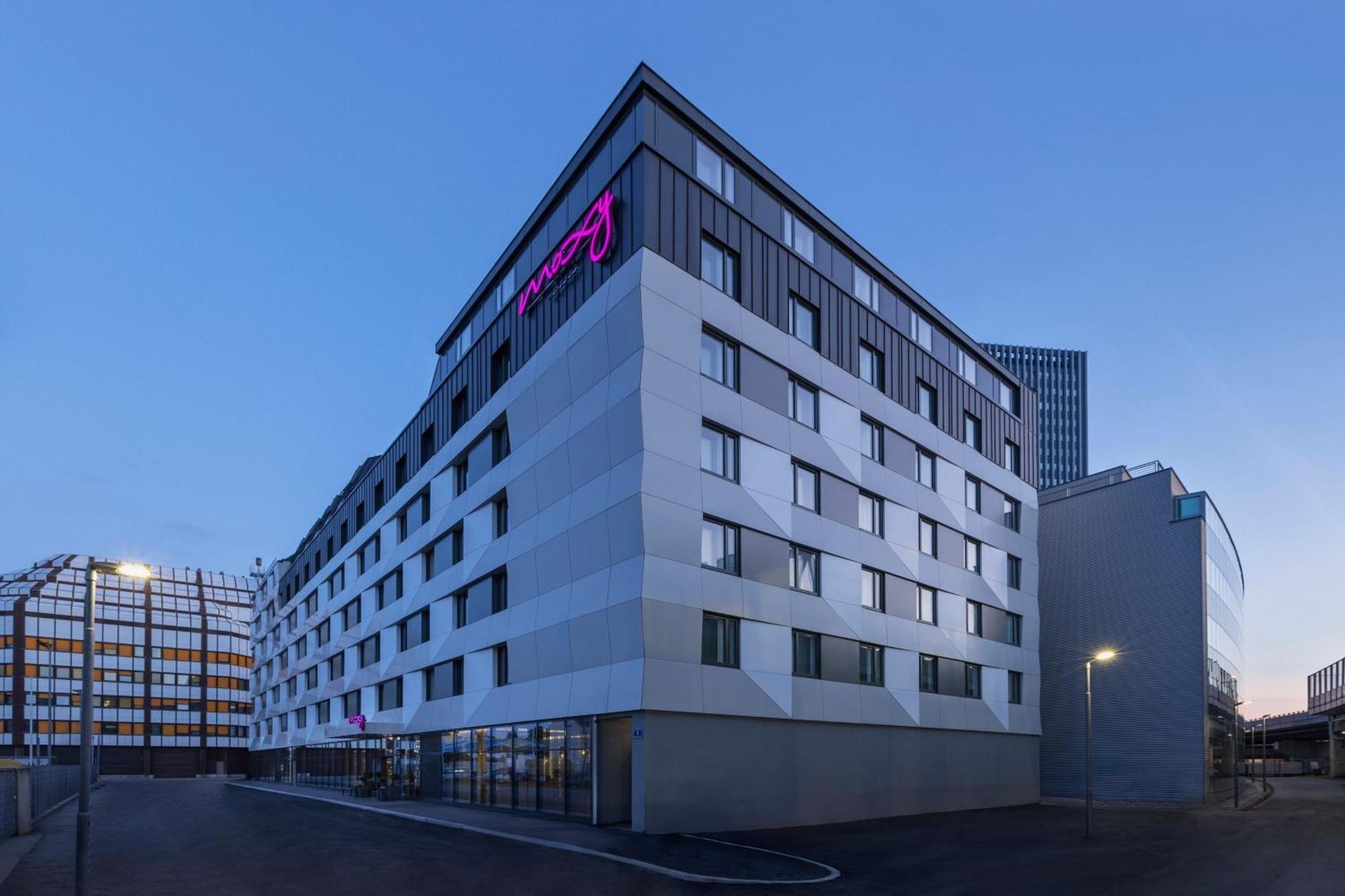Moxy East Hotel *