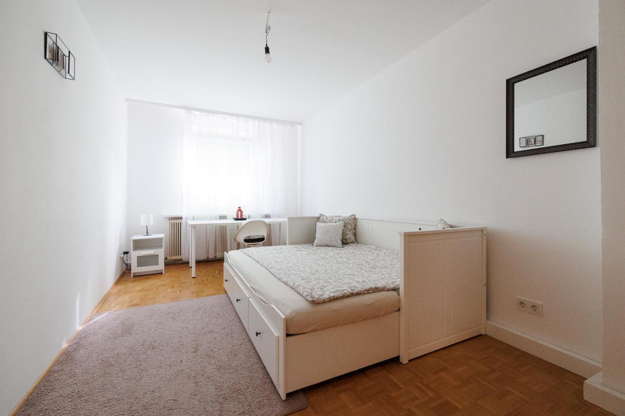 Cozy, Spacious And Charming 4 Bedrooms Apartament Vienna