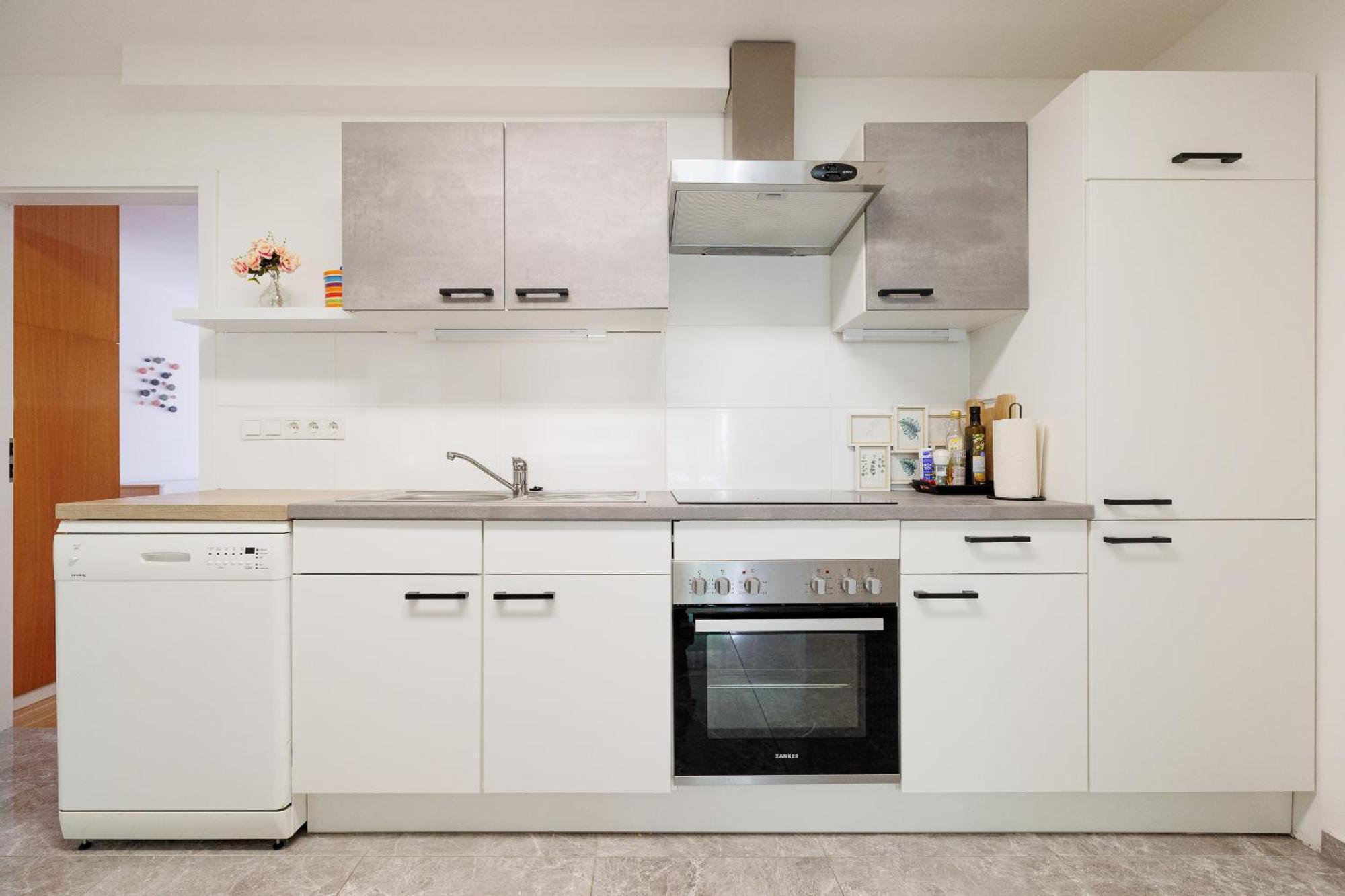 Cozy, Spacious And Charming 4 Bedrooms Apartament Vienna