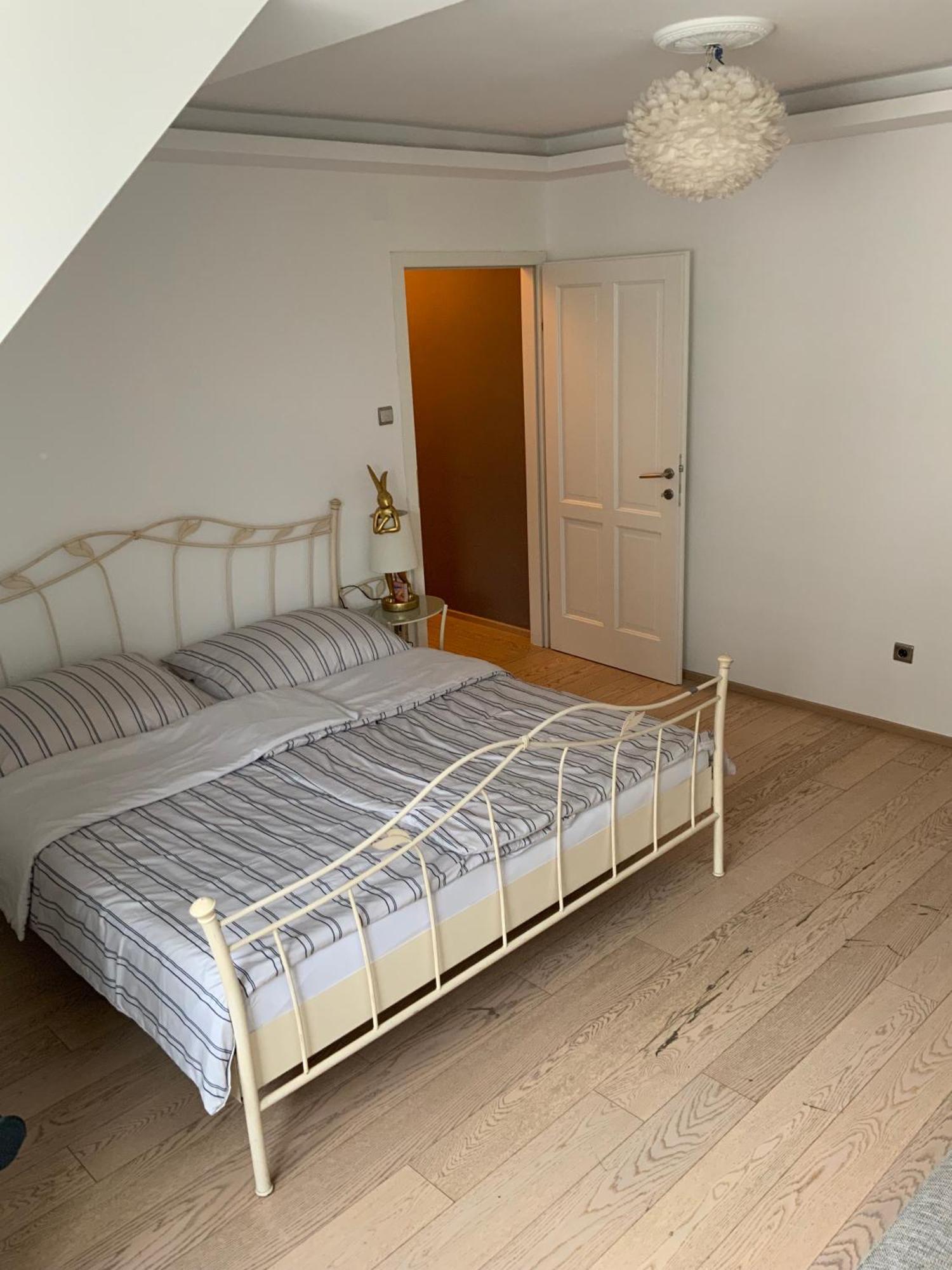 Apartment Lt Superior Location *