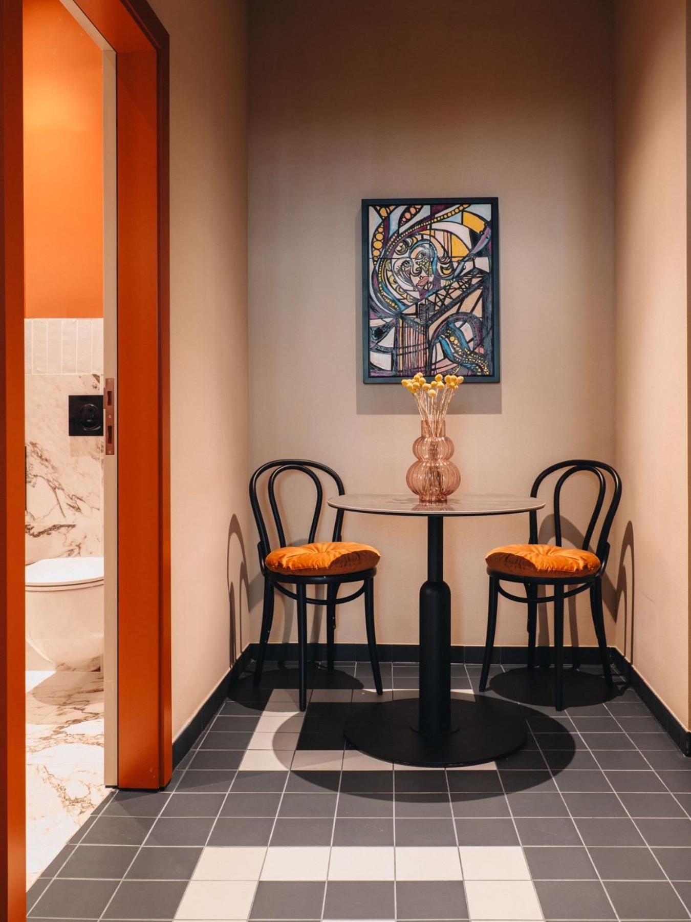 Weltwien Luxury Art & Free Parking