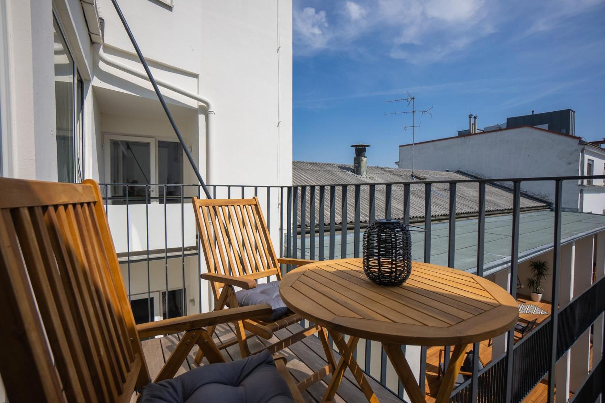 Bright Stylish With A Balcony In A Location Apartment