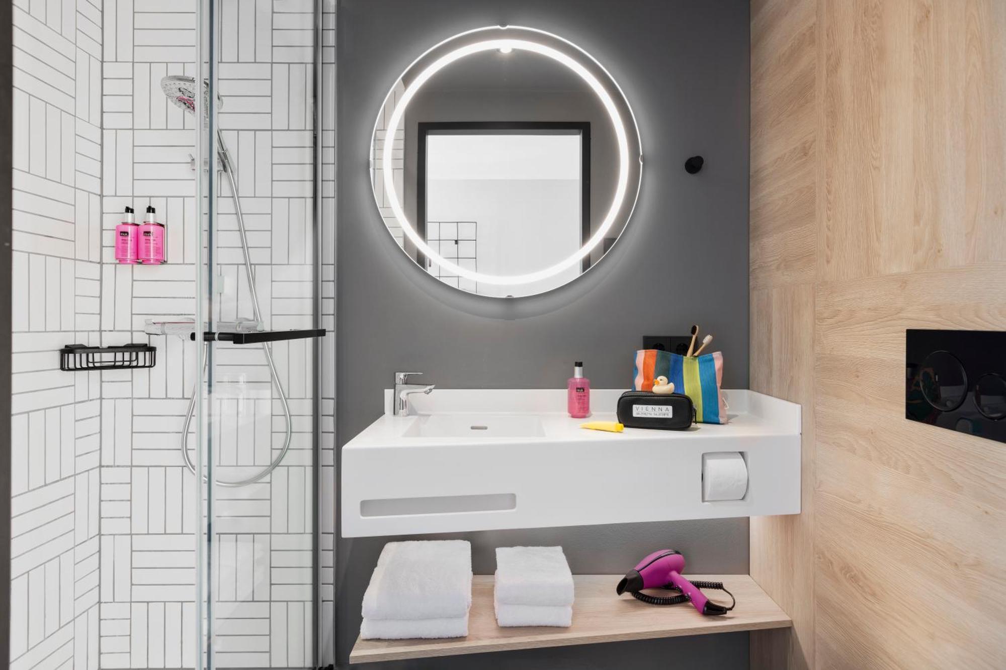 Moxy East Hotel *