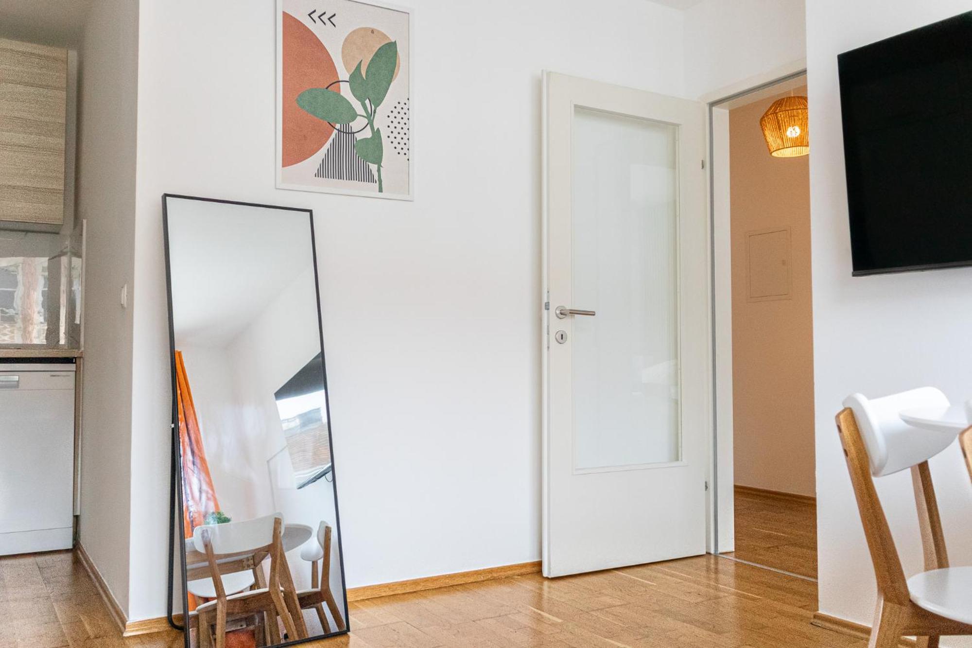 Chic 1br And 1lr With Kingbed, 9 Min To Center Via Metro Appartamento
