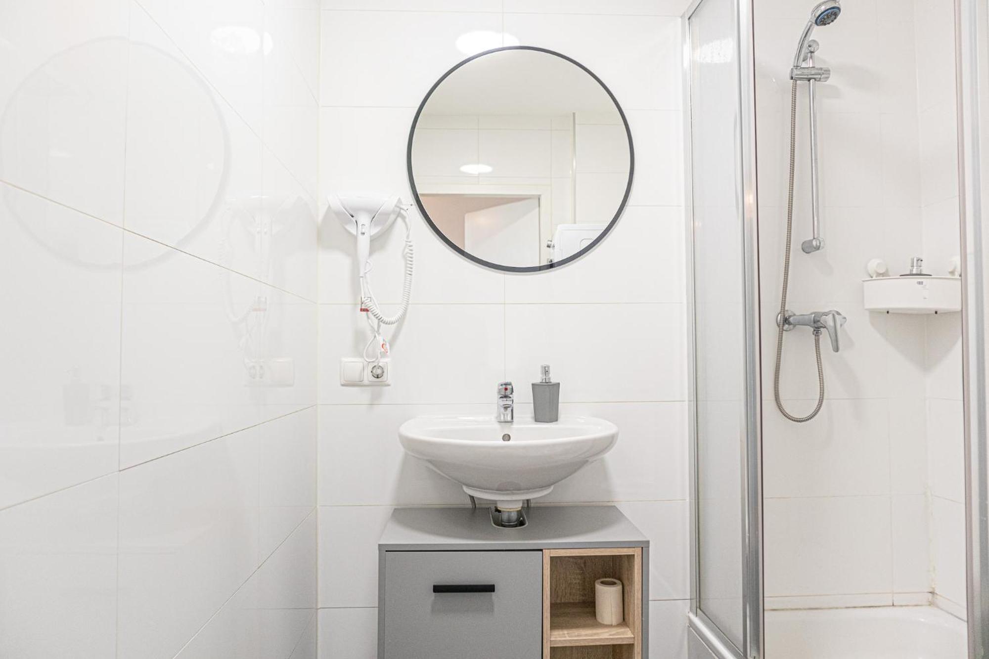 Chic 1br And 1lr With Kingbed, 9 Min To Center Via Metro Appartamento