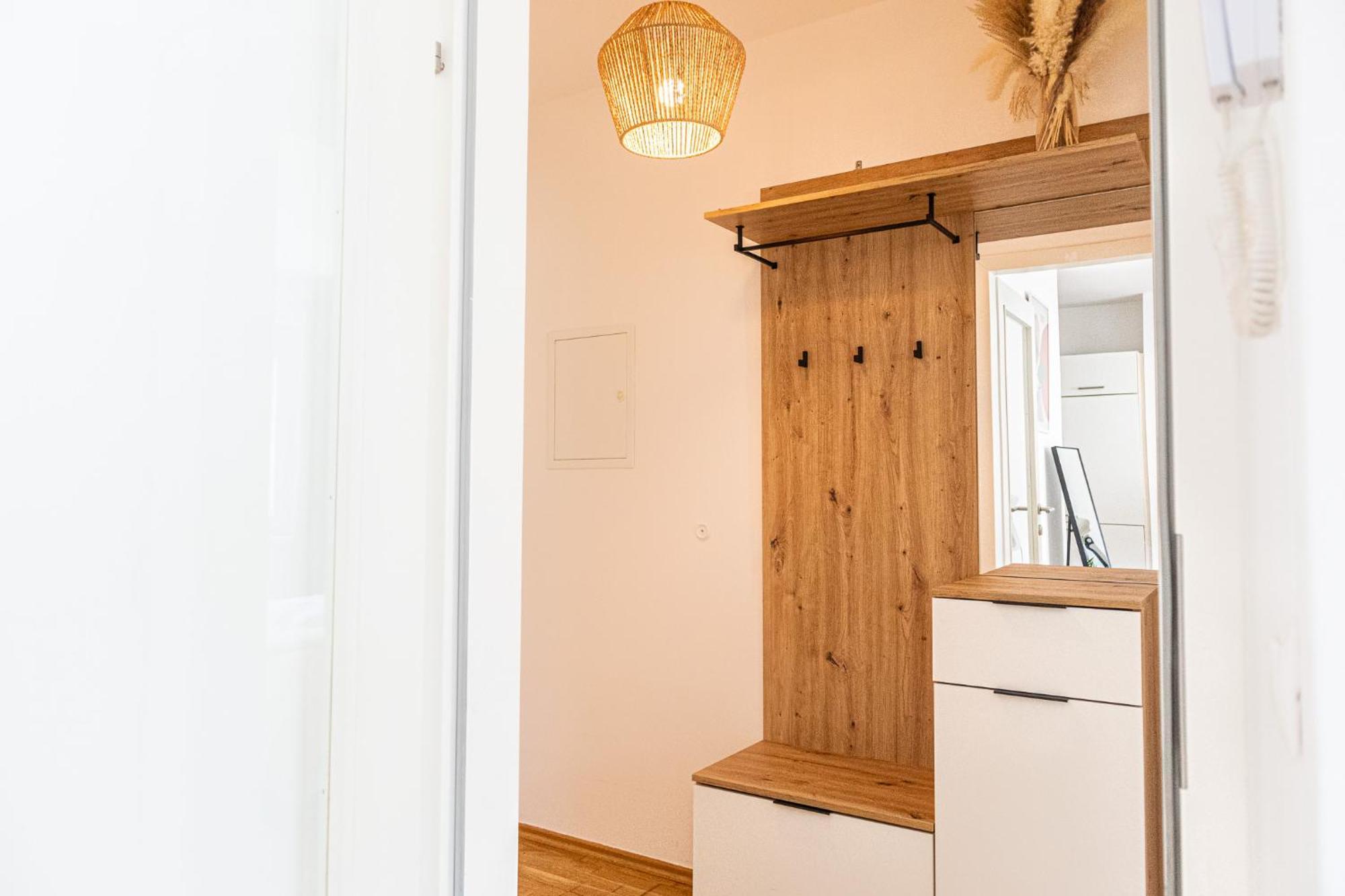 Chic 1br And 1lr With Kingbed, 9 Min To Center Via Metro *