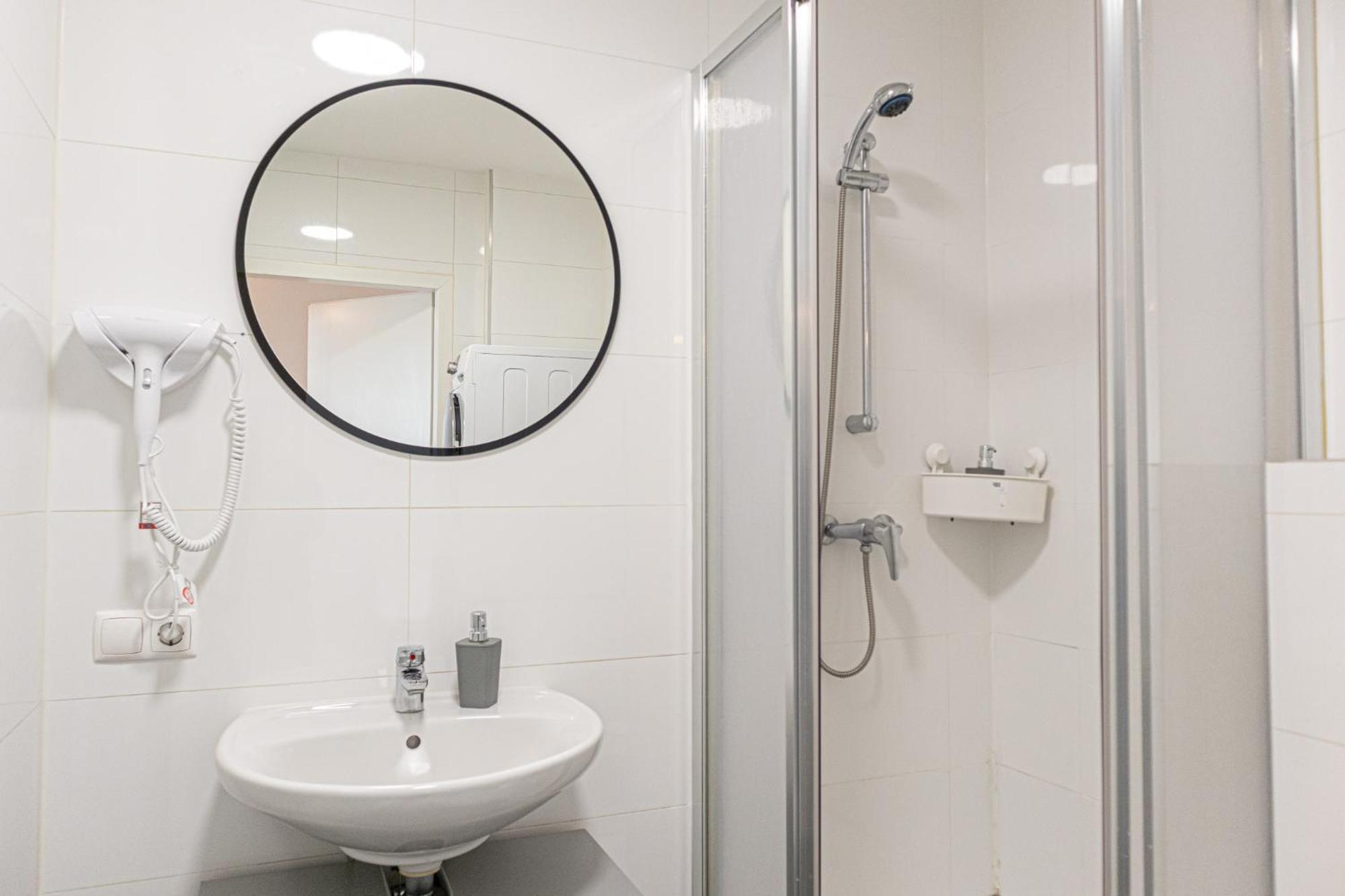 Chic 1br And 1lr With Kingbed, 9 Min To Center Via Metro Appartamento *