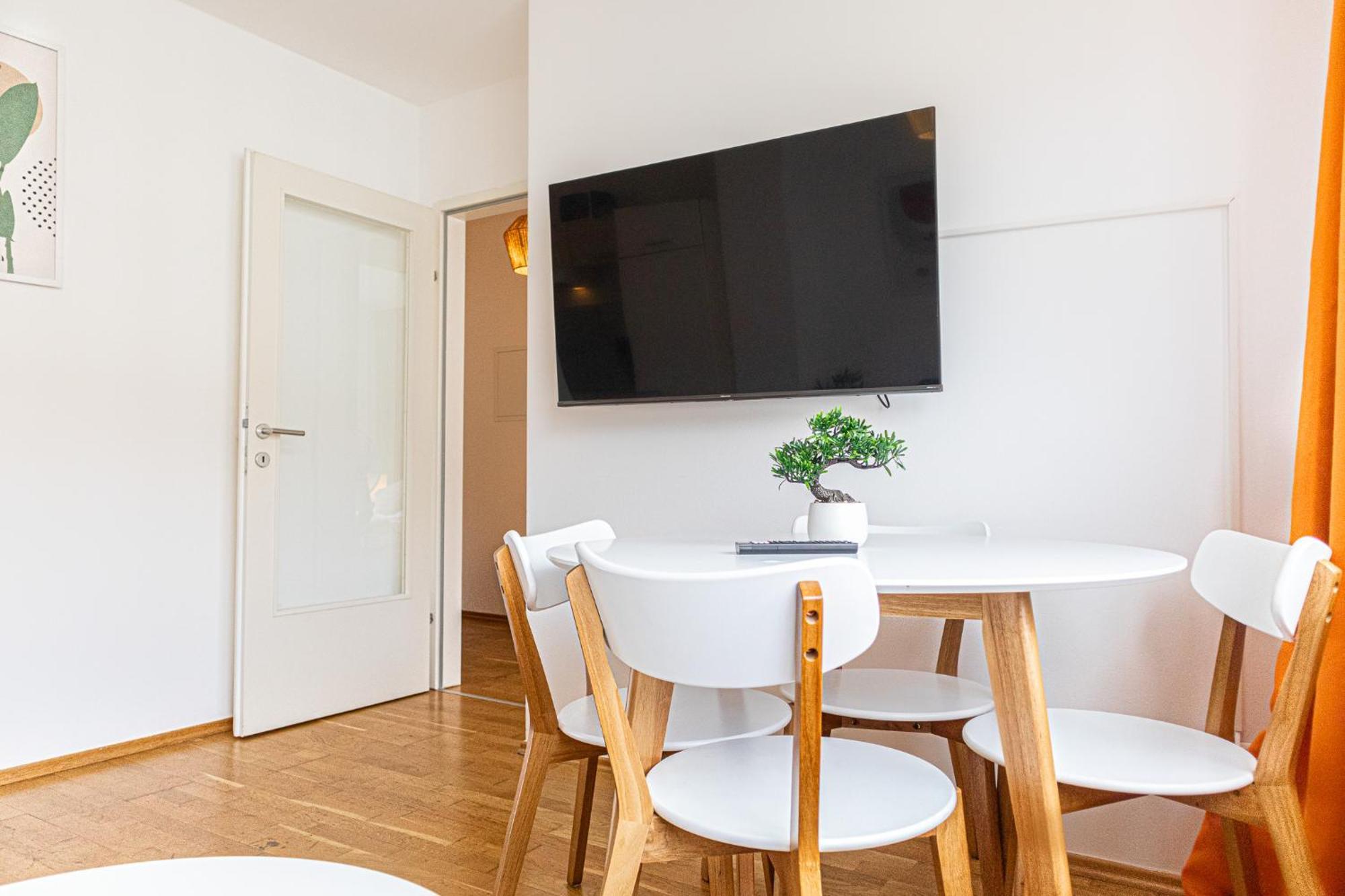 Chic 1br And 1lr With Kingbed, 9 Min To Center Via Metro *