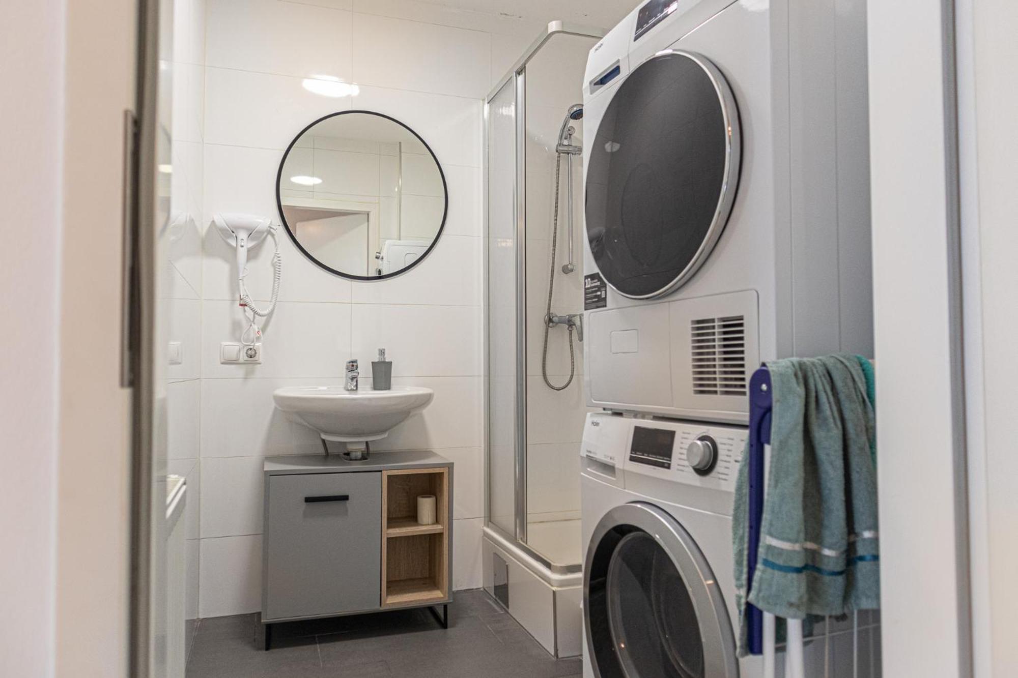 Chic 1br And 1lr With Kingbed, 9 Min To Center Via Metro Appartamento *