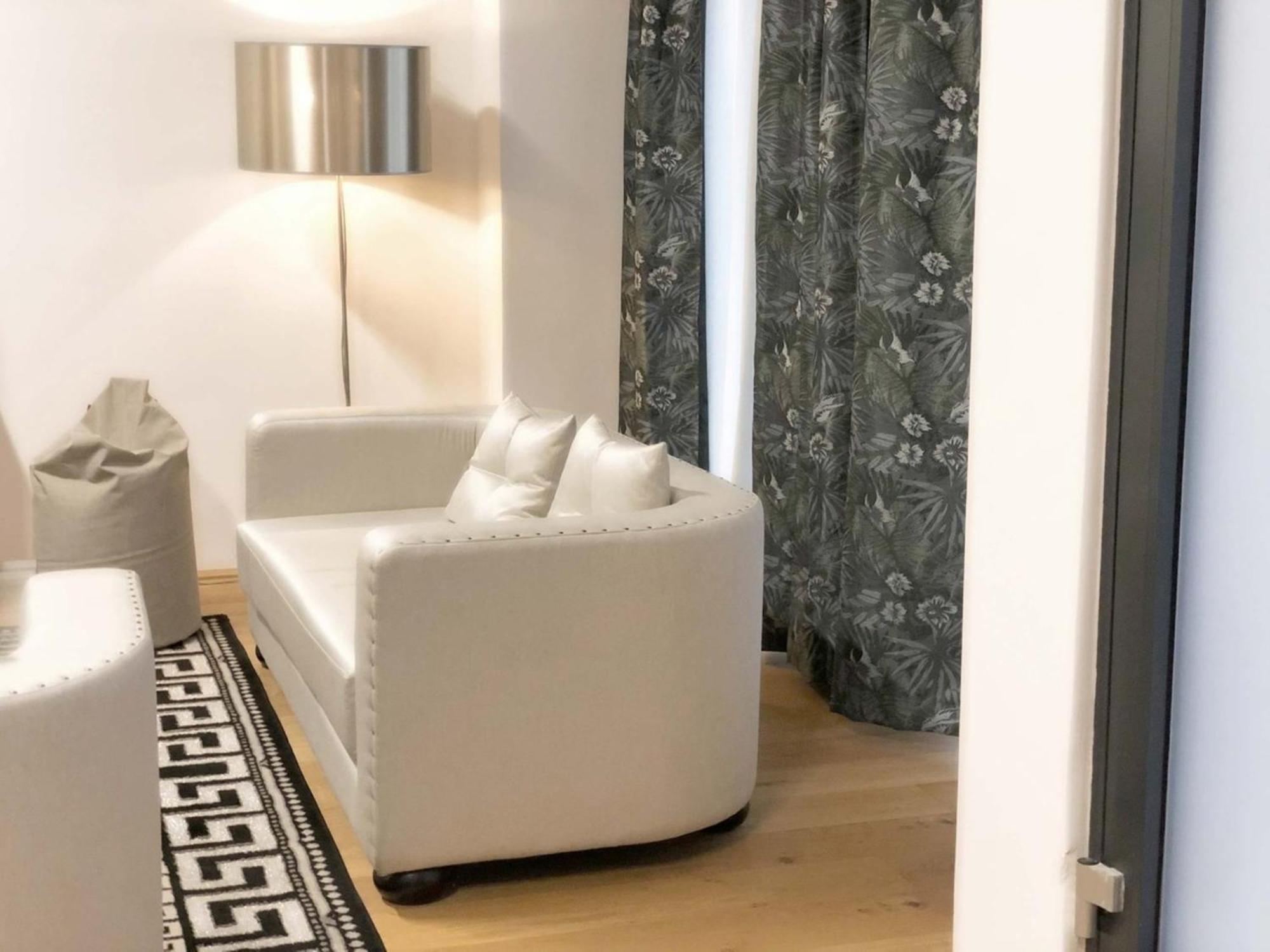 Apartment Street Living - *