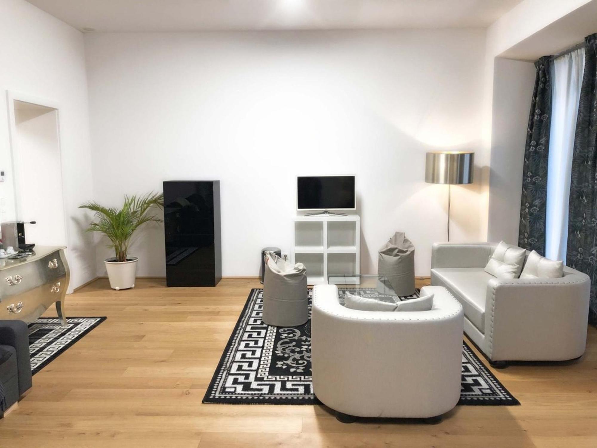 Street Living - Apartment *