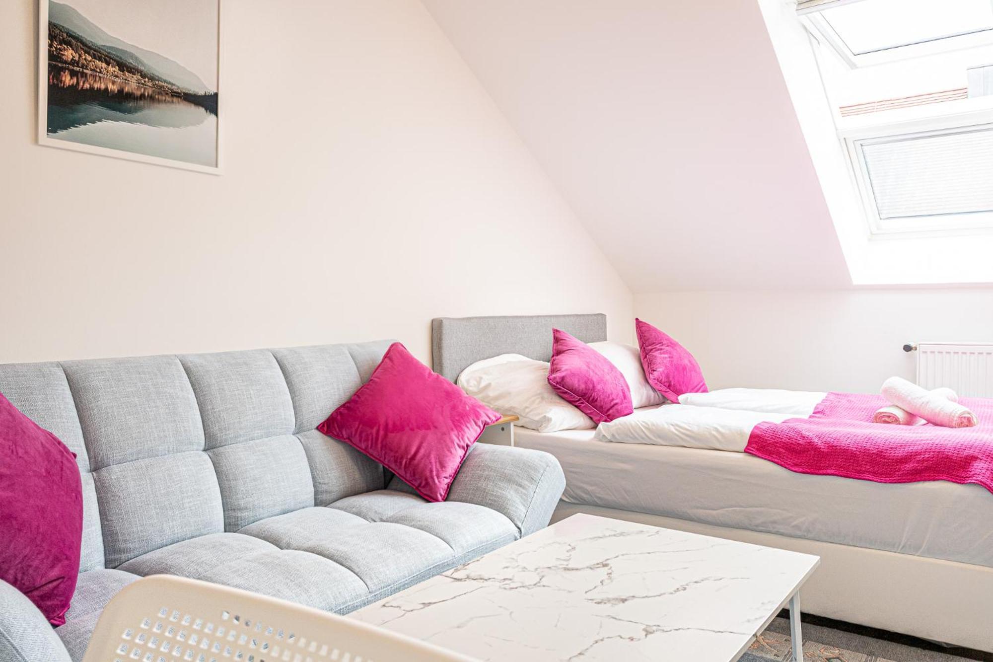 Airy Attic Apt.: Stylish At Penzing Area Apartment