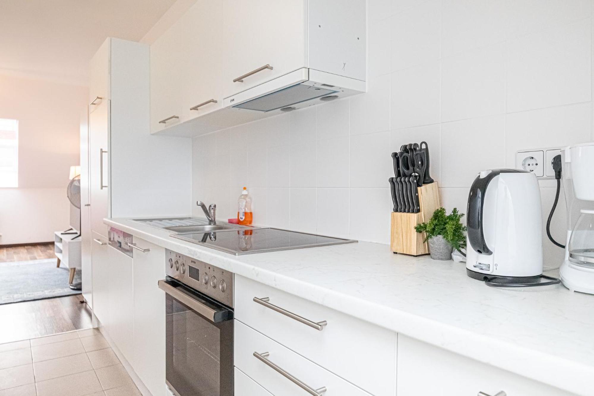 Airy Attic Apt.: Stylish At Penzing Area *