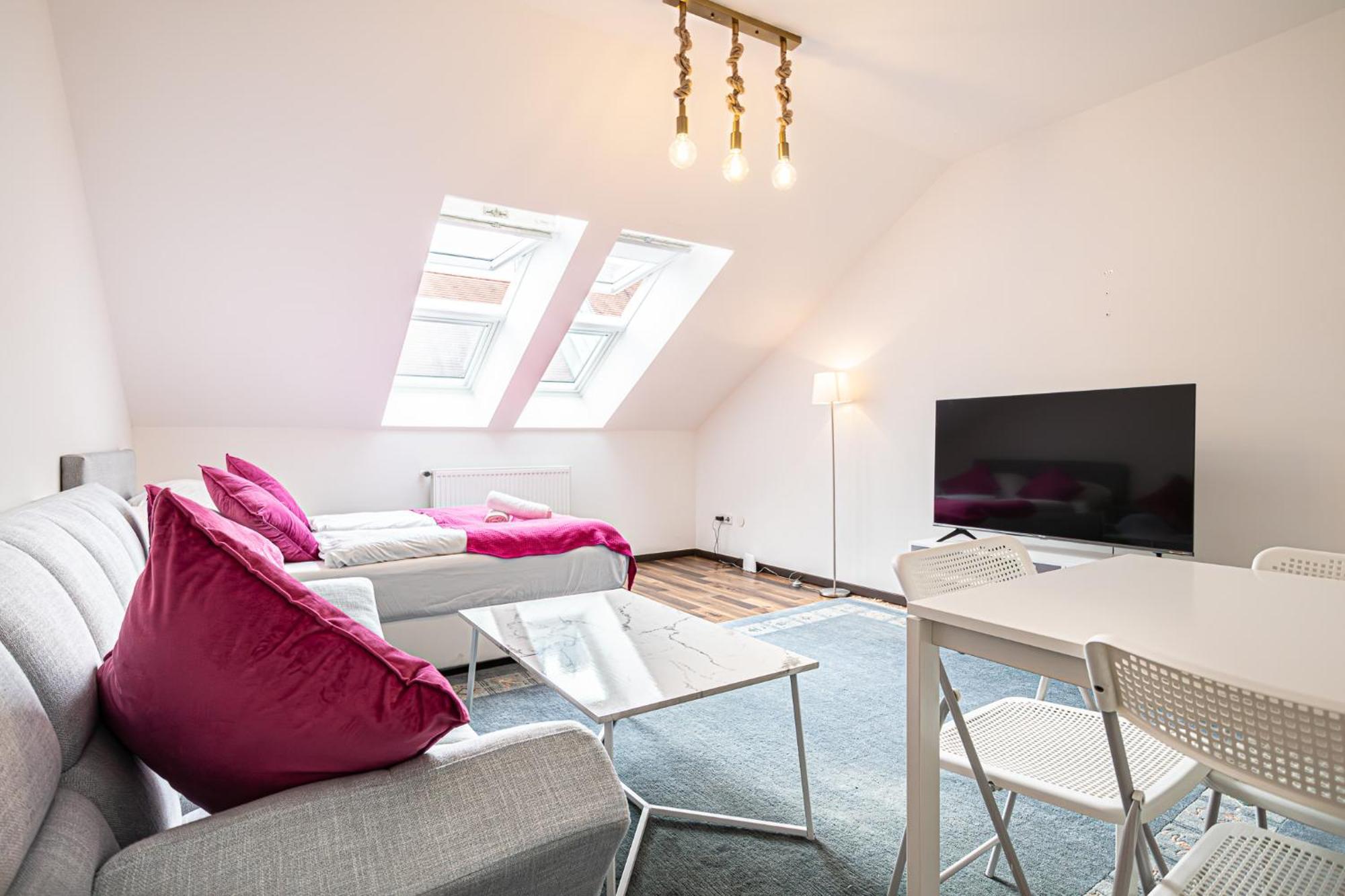 Airy Attic Apt.: Stylish At Penzing Area