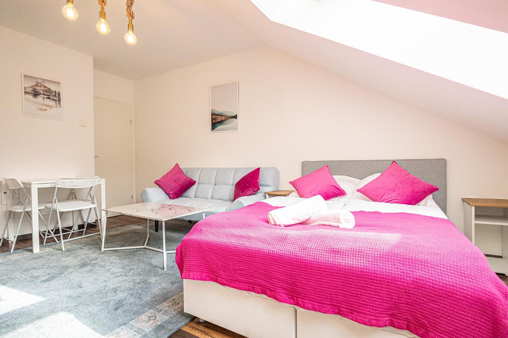Airy Attic Apt.: Stylish At Penzing Area Apartment Wien