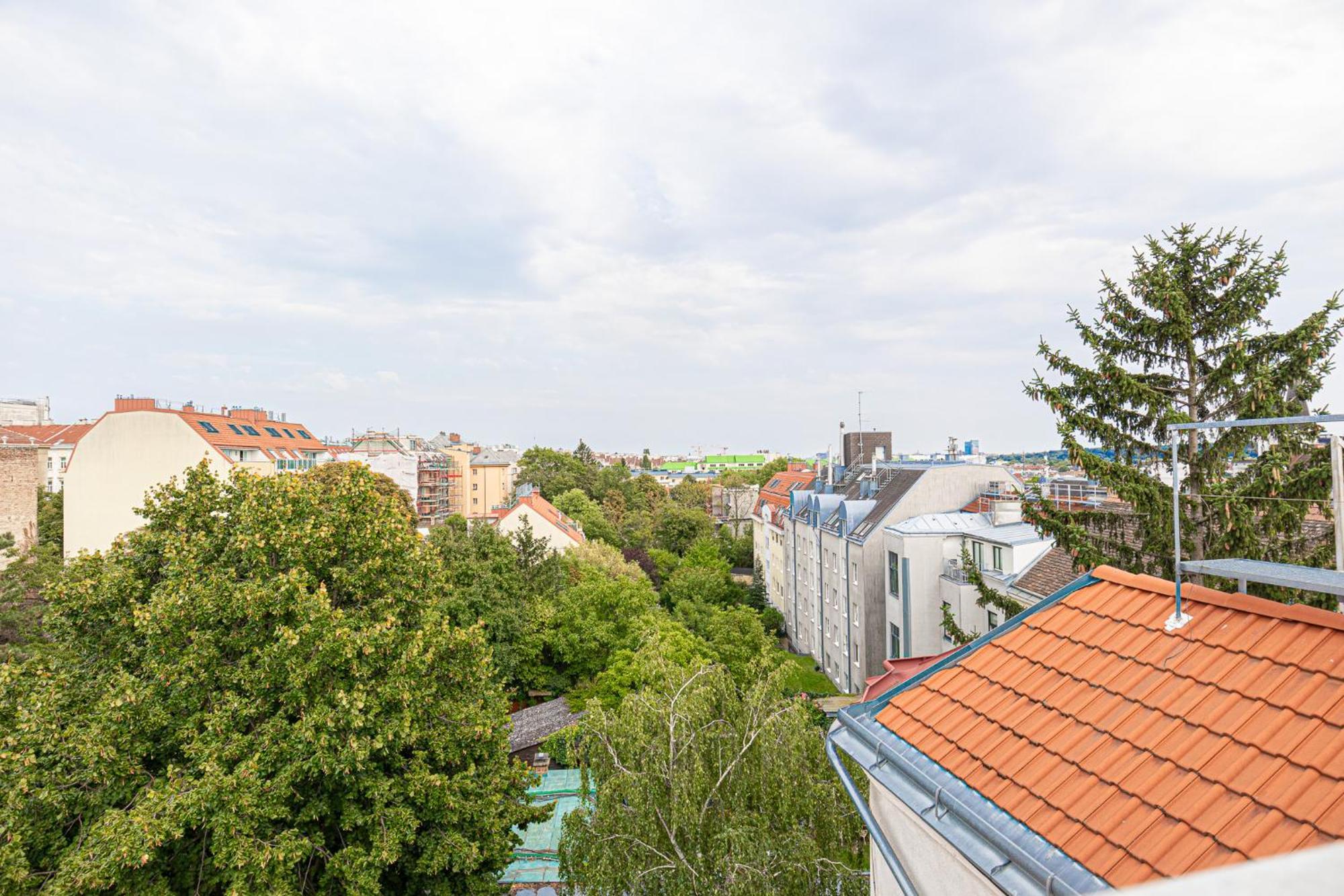 Airy Attic Apt.: Stylish At Penzing Area Wien