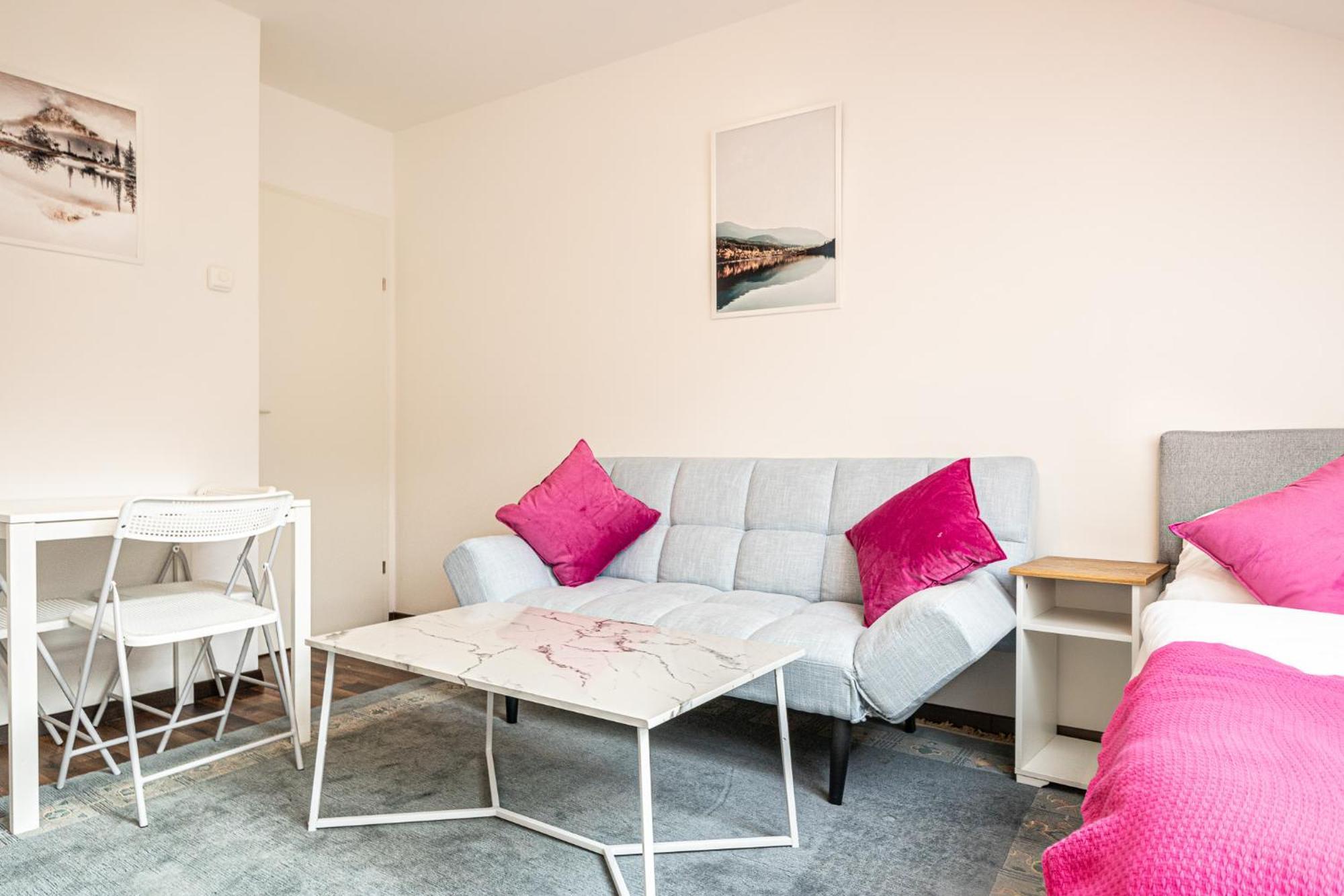 Airy Attic Apt.: Stylish At Penzing Area Apartment *