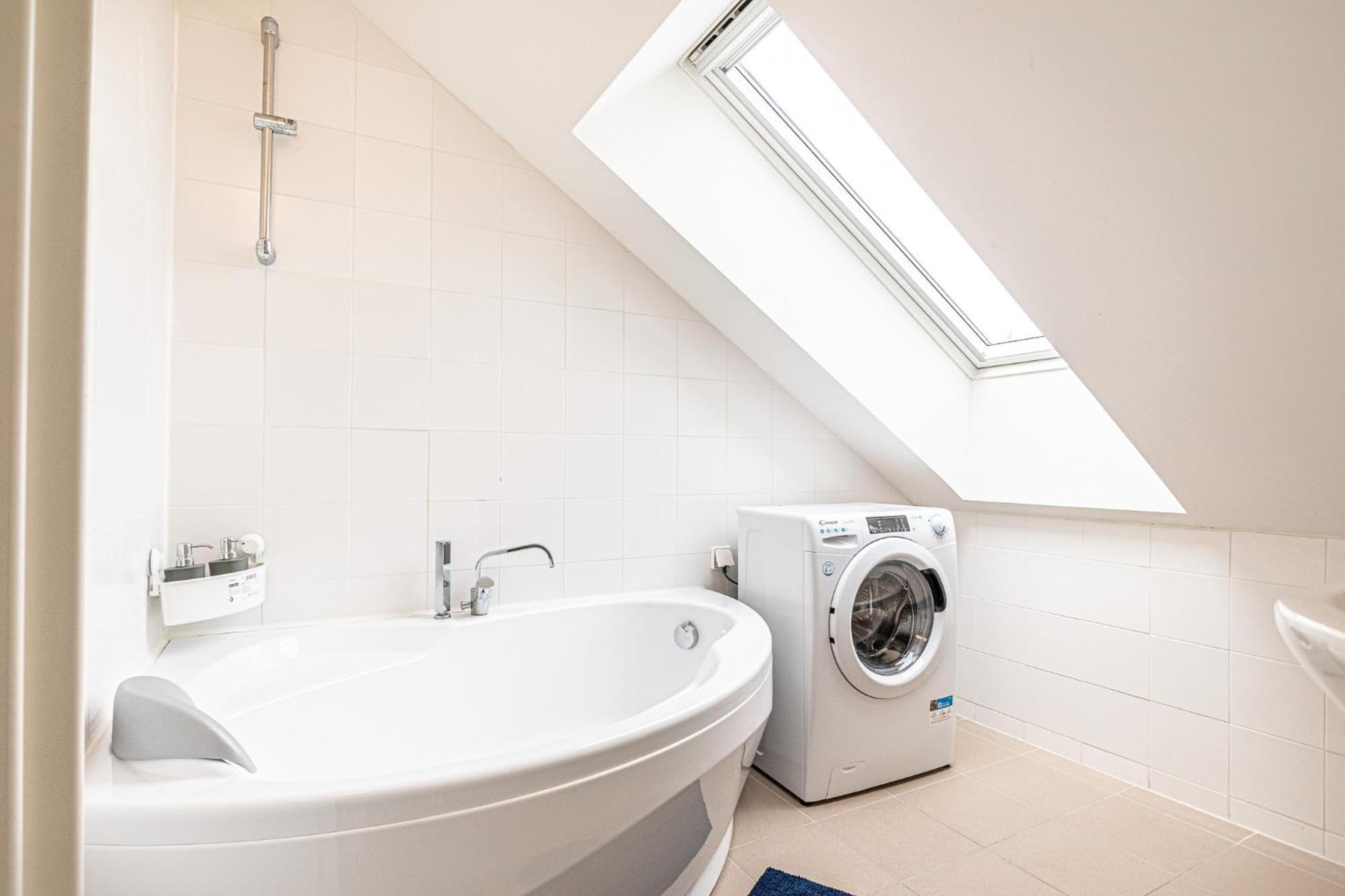 Airy Attic Apt.: Stylish At Penzing Area