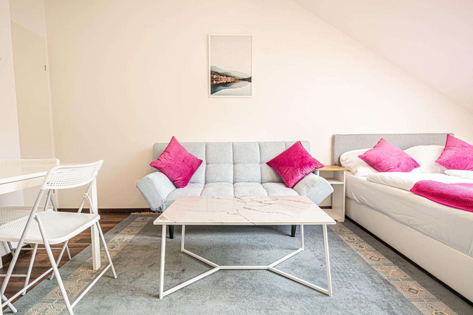 Airy Attic Apt.: Stylish At Penzing Area Apartment *