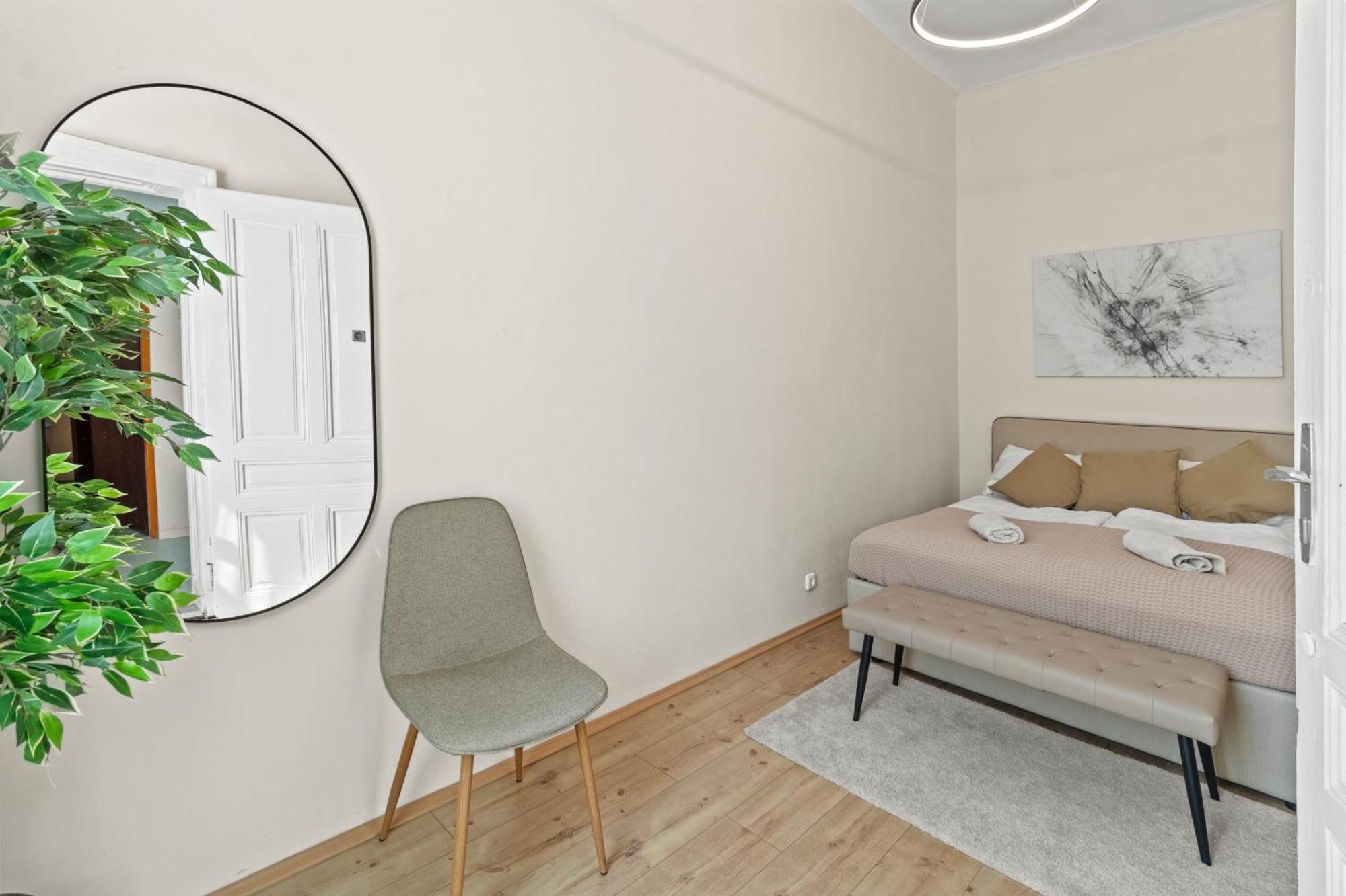 Apartment Spacious Apartment, 3 Min To U6 Metro *