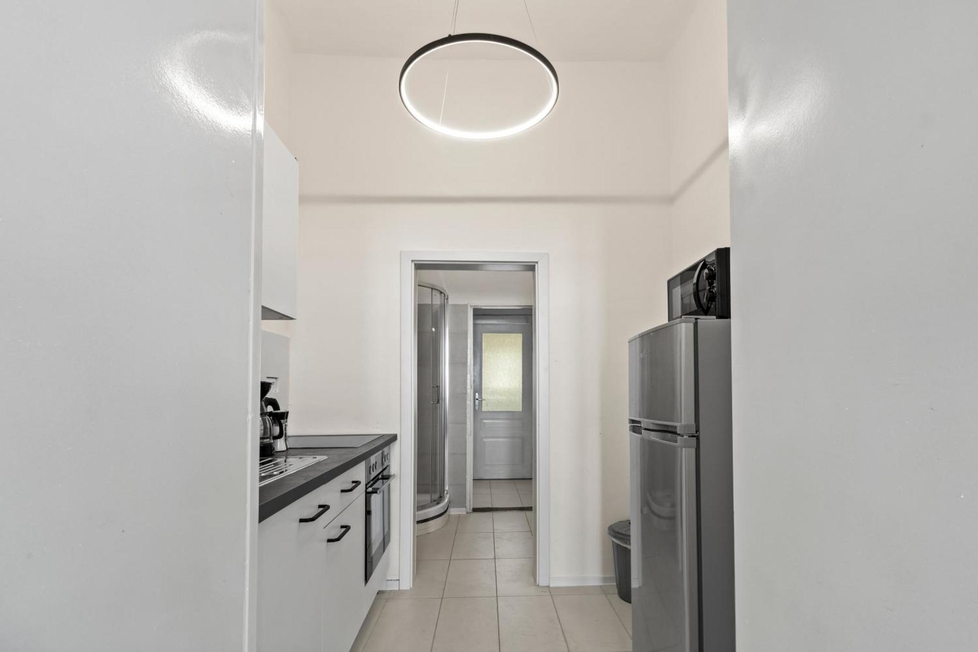 Spacious Apartment, 3 Min To U6 Metro Apartment