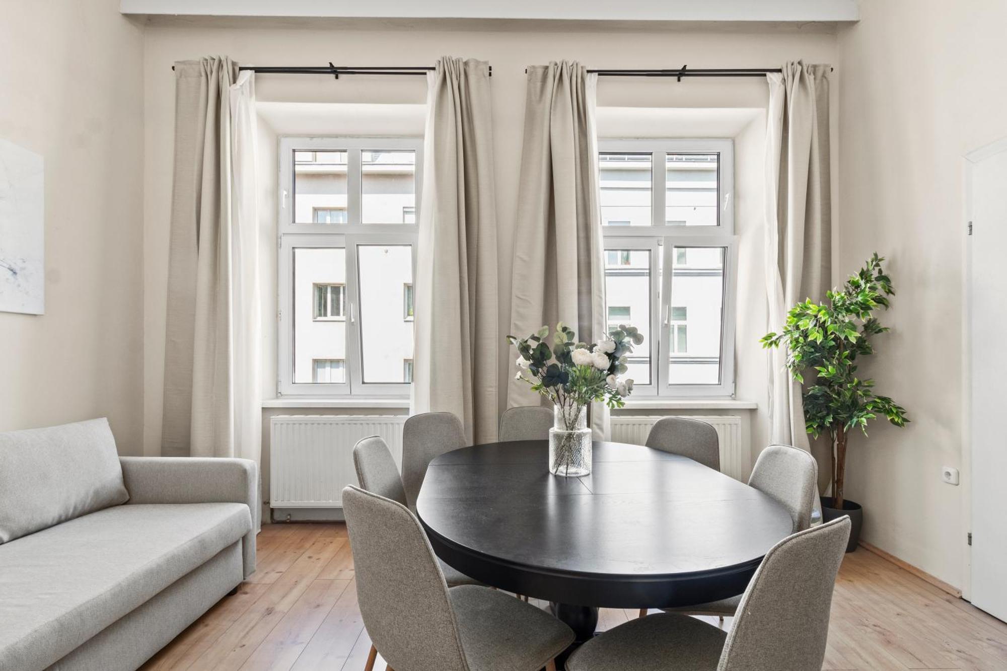 Spacious Apartment, 3 Min To U6 Metro Vienna