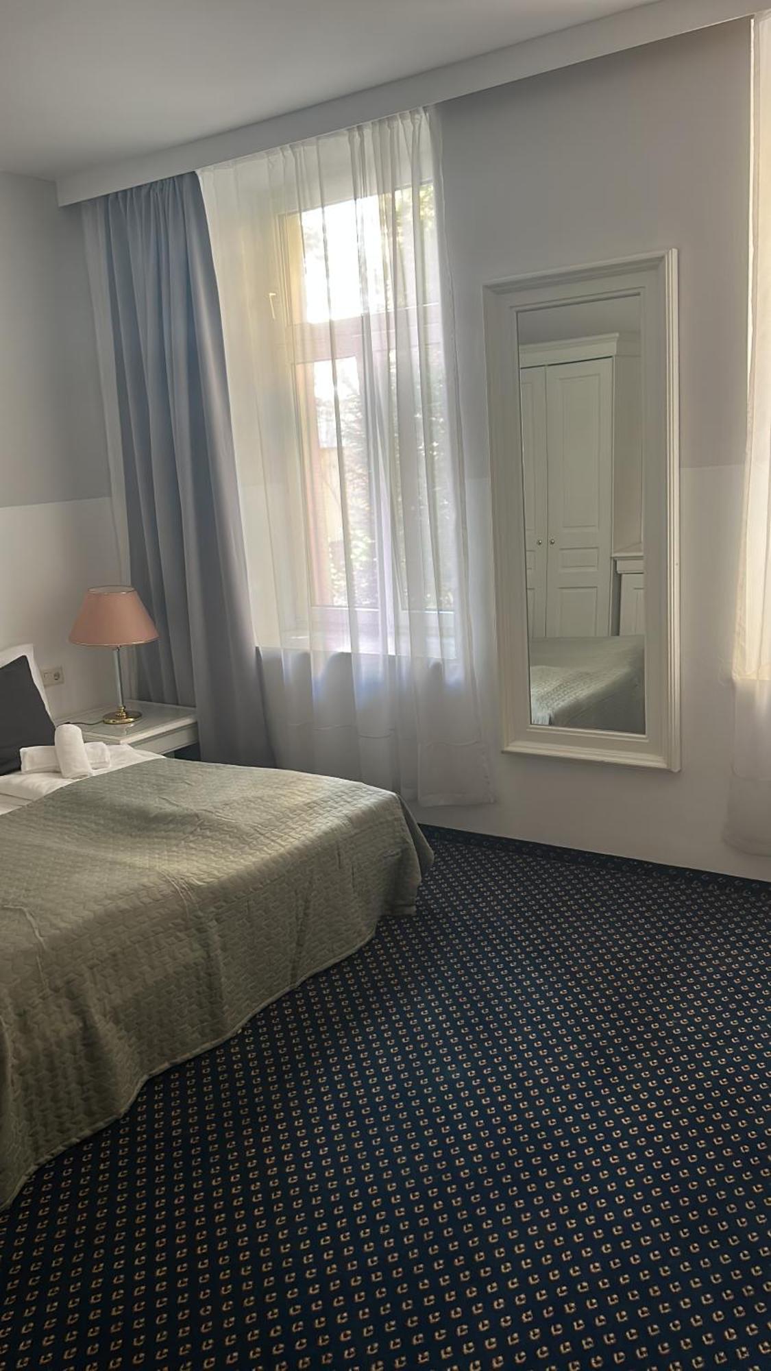 Self-check-in Adlon Hotel
