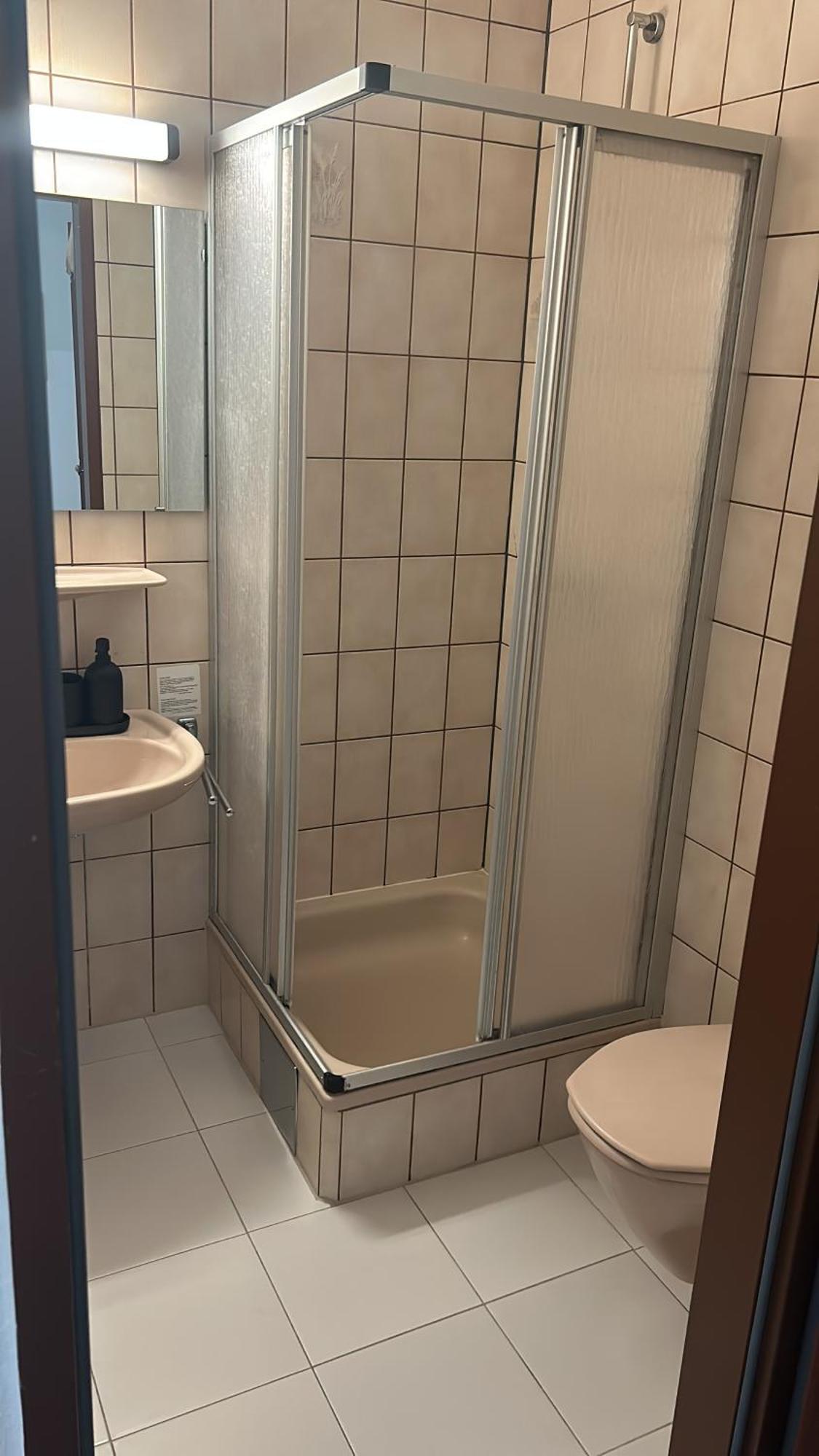 Self-check-in Adlon Hotel 3*