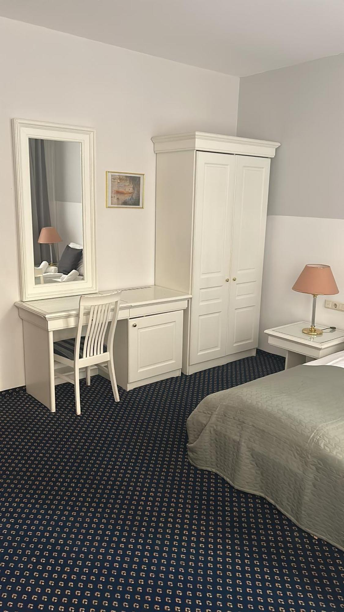 Self-check-in Adlon Hotel 3*