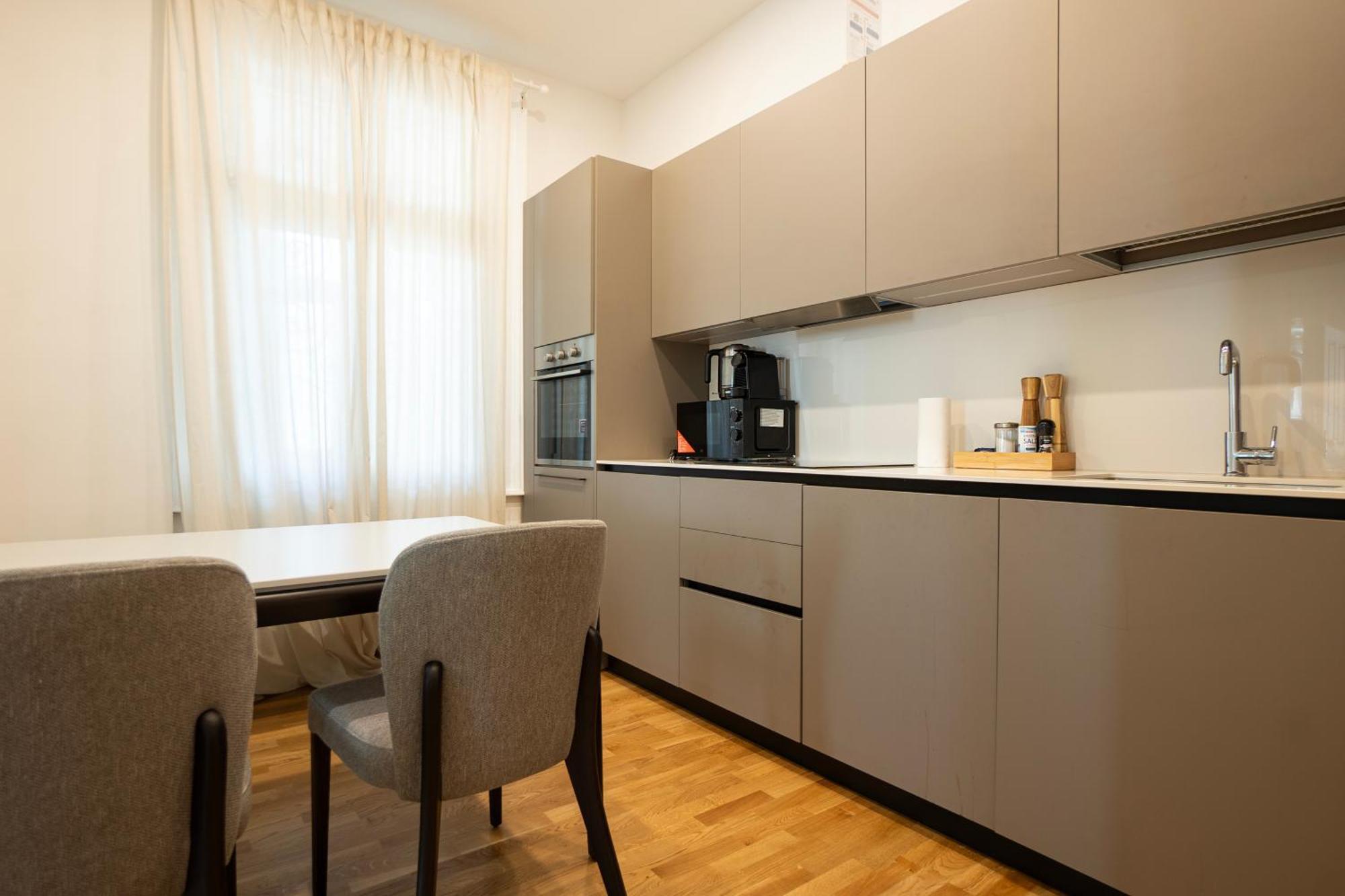 Charming 2-room With Balcony, 15 Min To Center Appartamento *