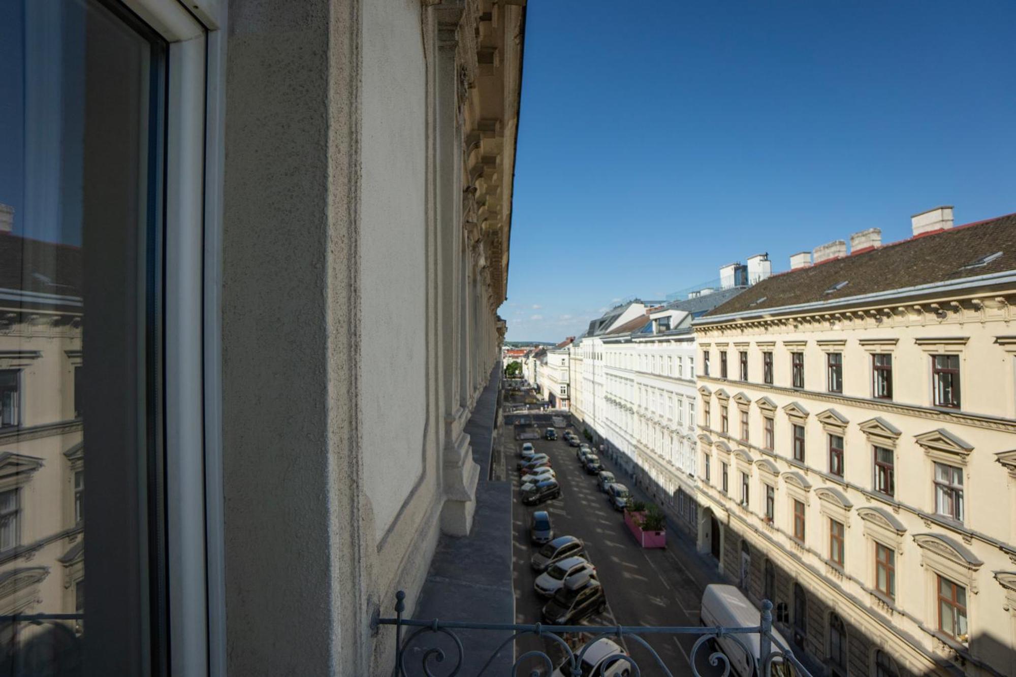 Charming 2-room With Balcony, 15 Min To Center * Vienna