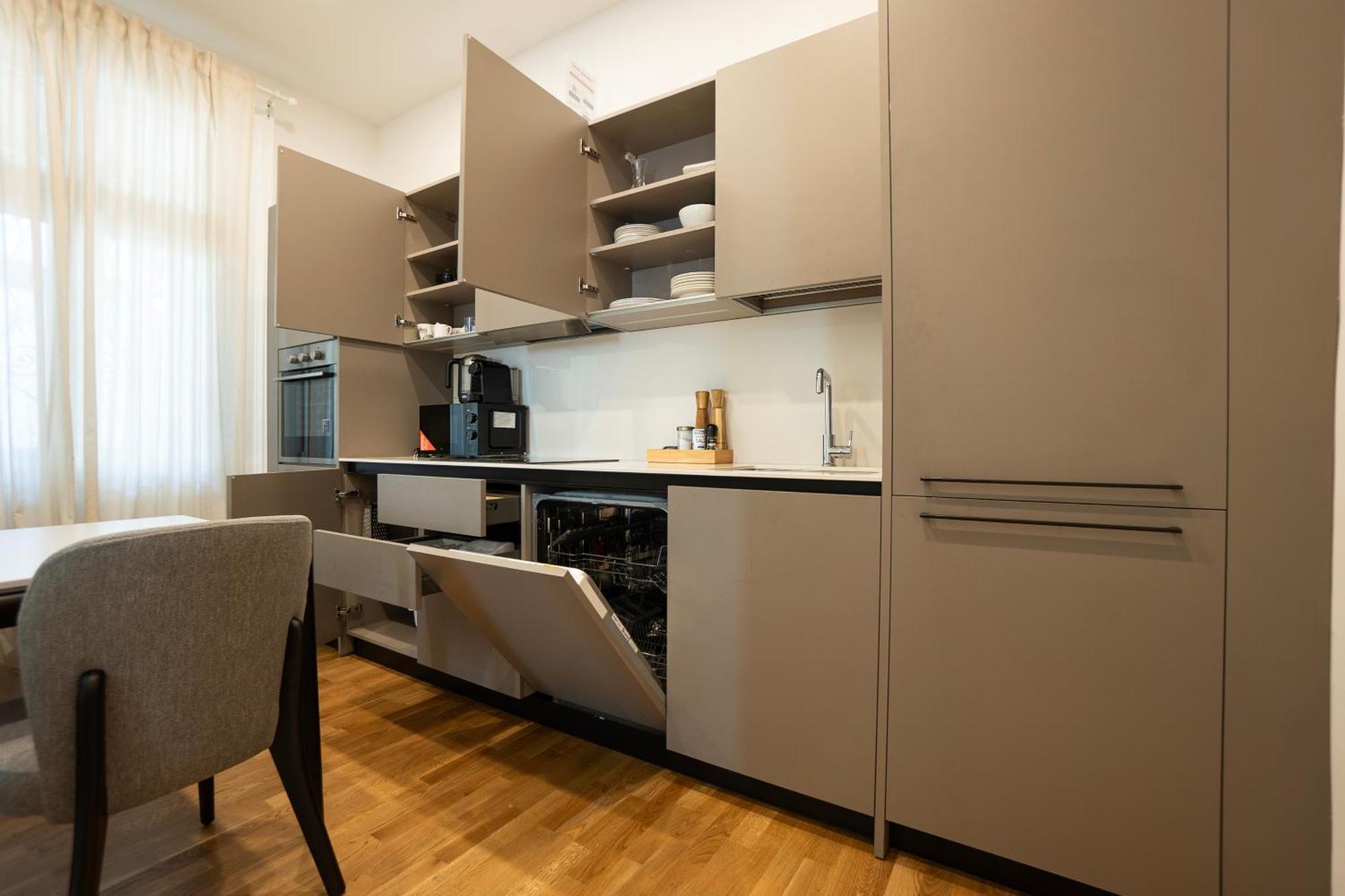 Charming 2-room With Balcony, 15 Min To Center Vienna