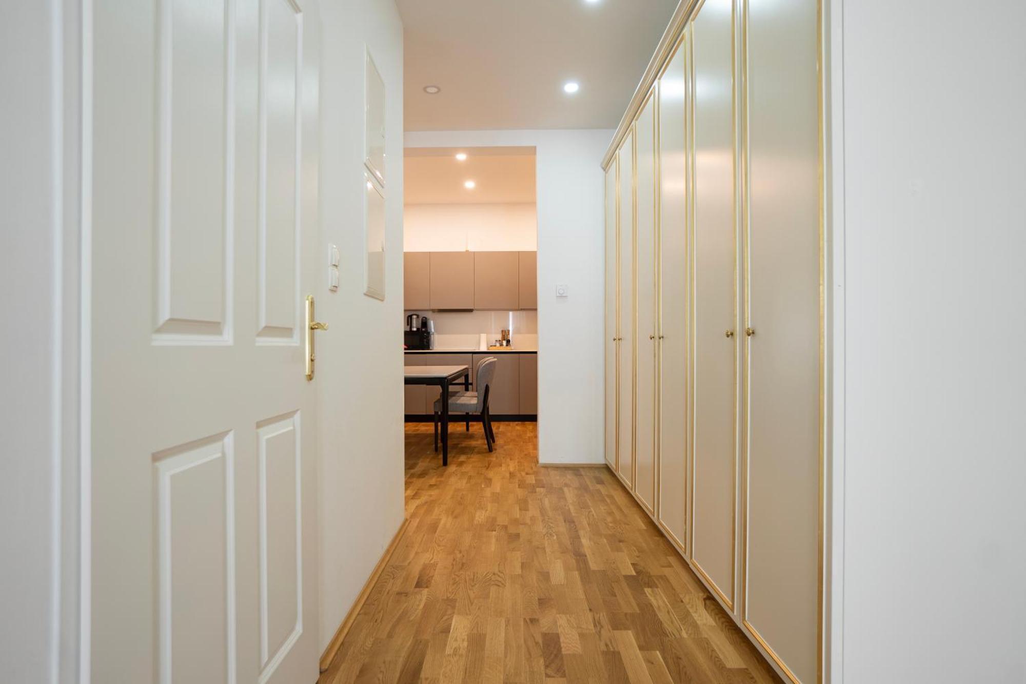 Charming 2-room With Balcony, 15 Min To Center Apartment