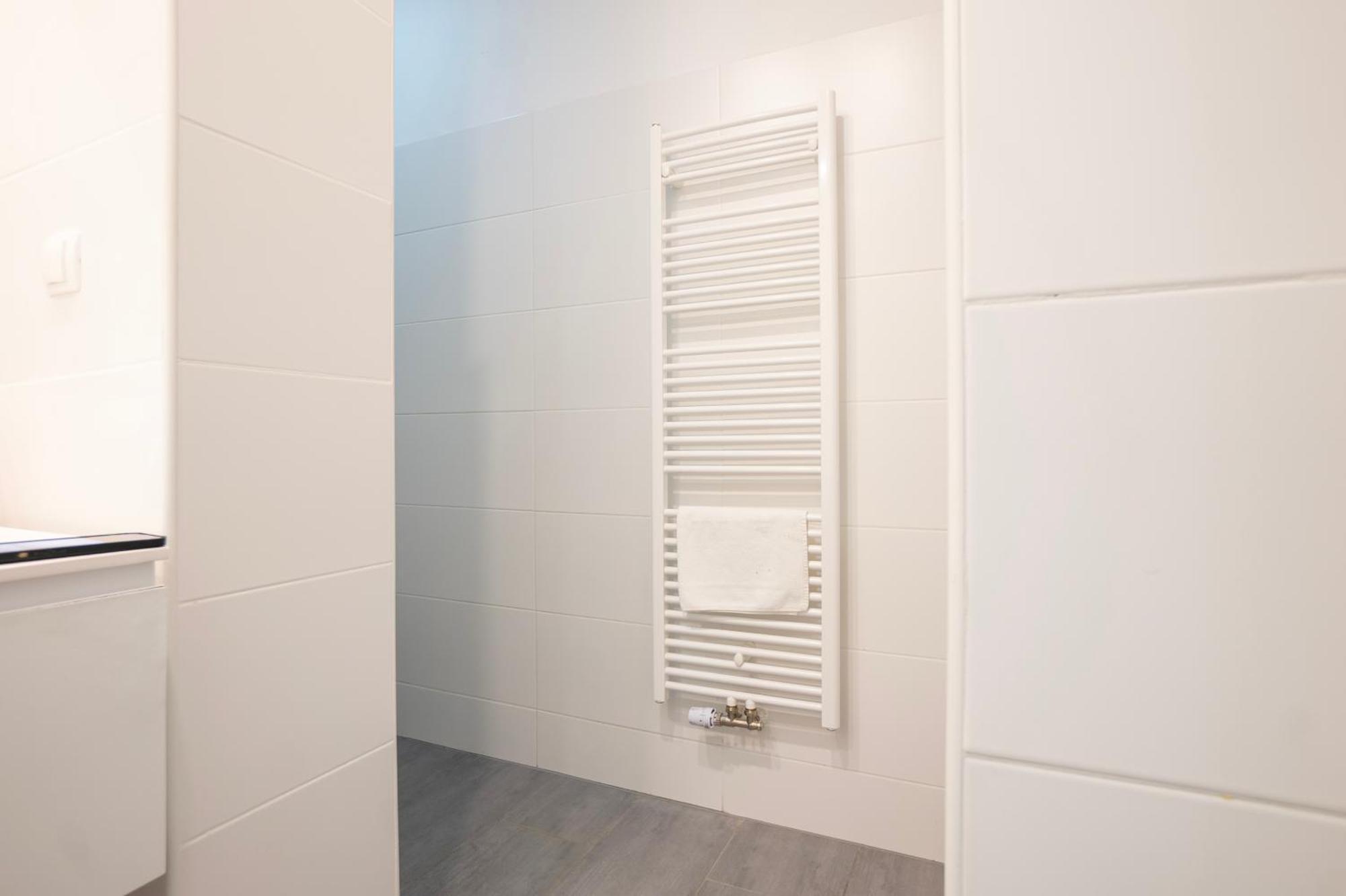 Charming 2-room With Balcony, 15 Min To Center