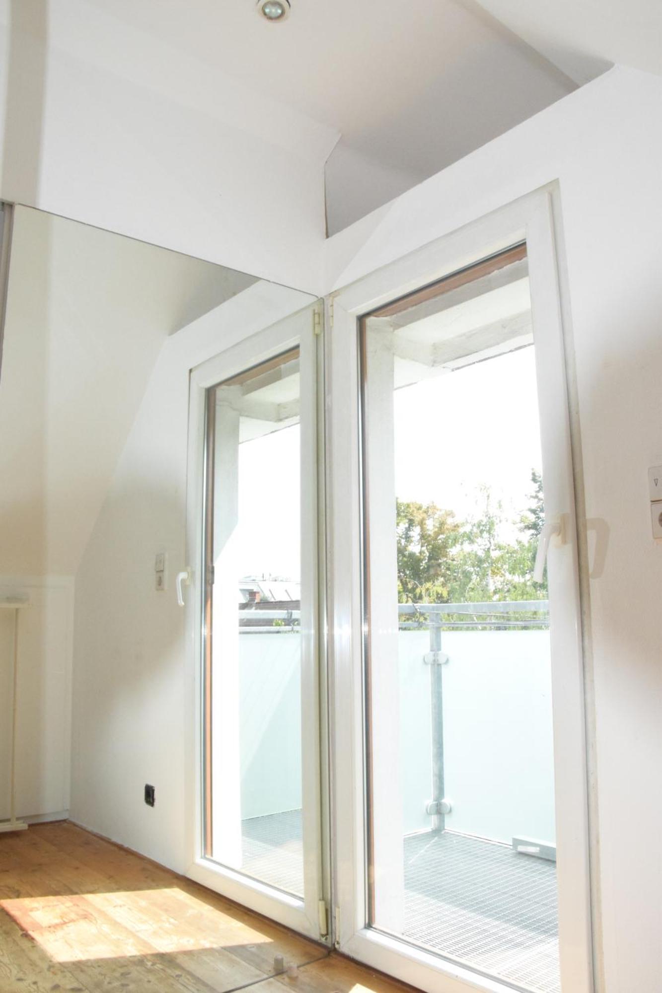 Central-vintage With Free Parking And 5min Walk To Metro