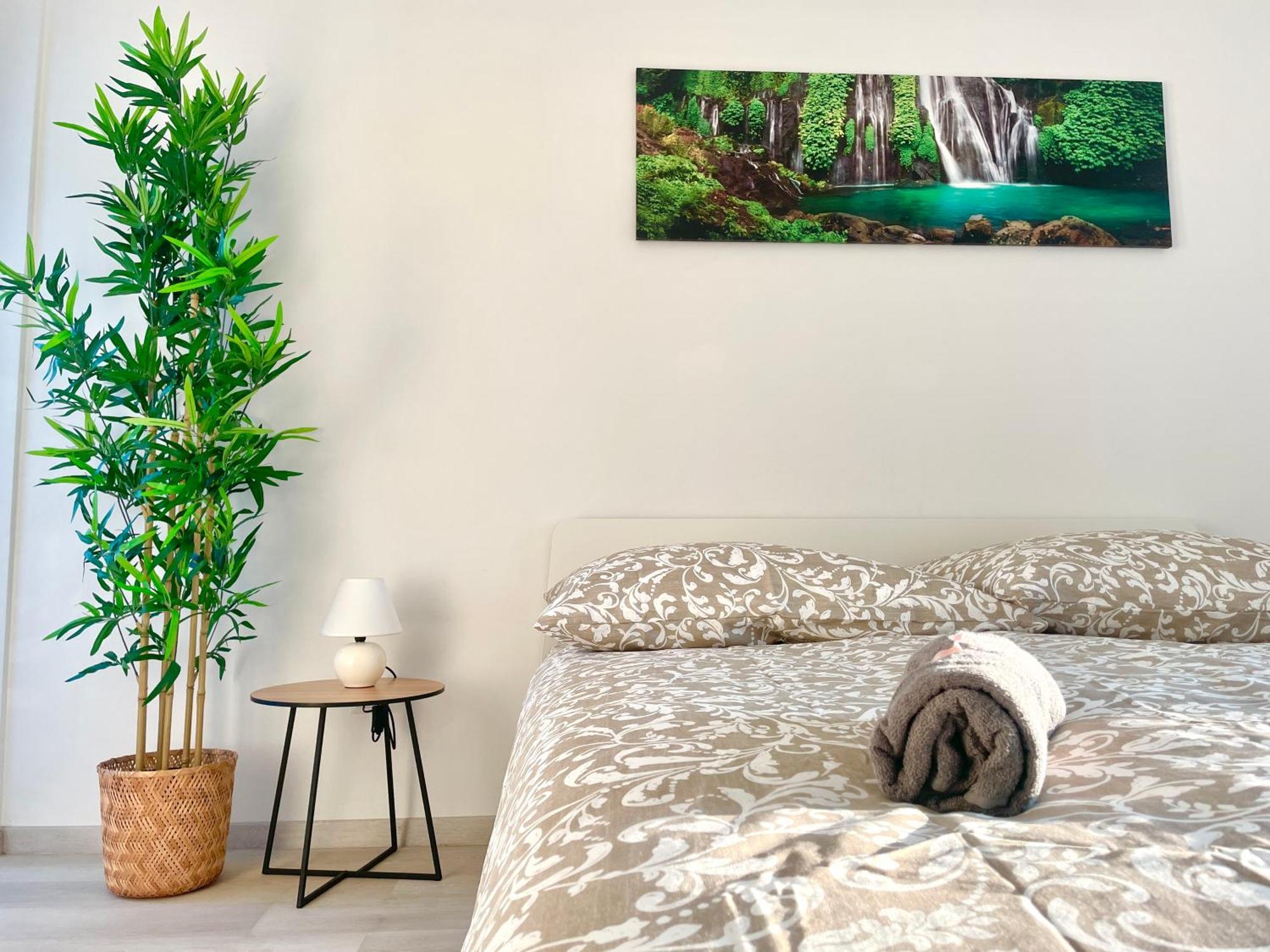 New - Free Parking - Balcony Apartment