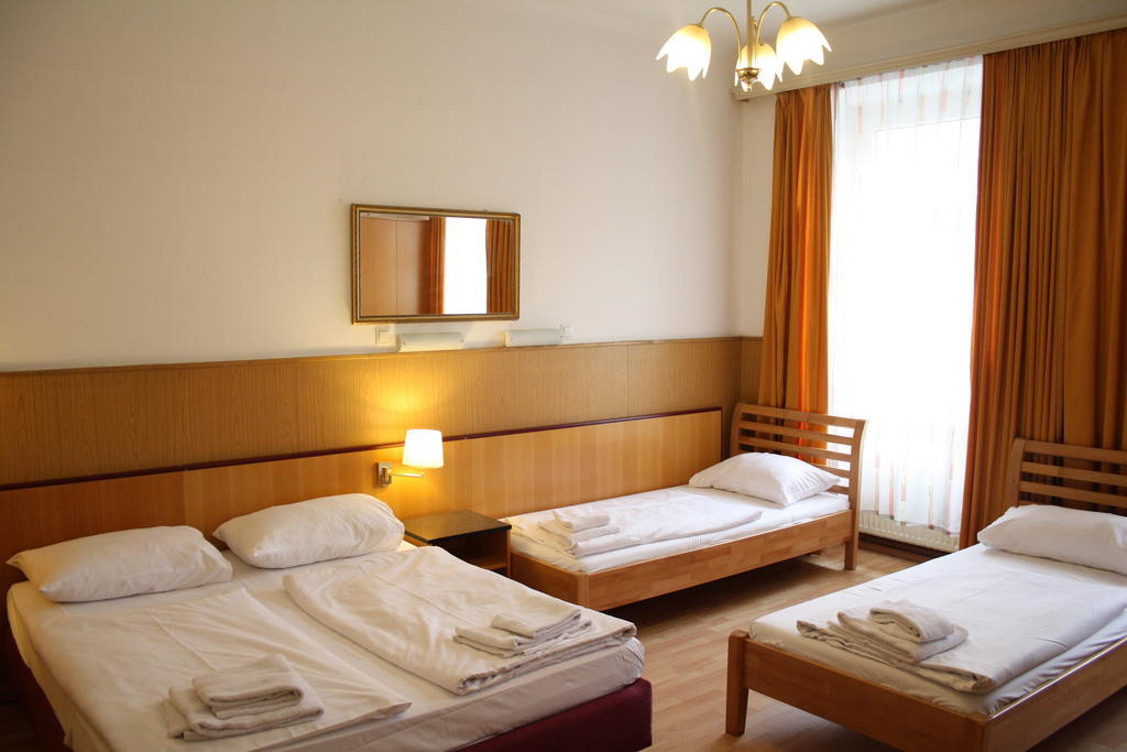 Cyrus Bed & Breakfast 2*