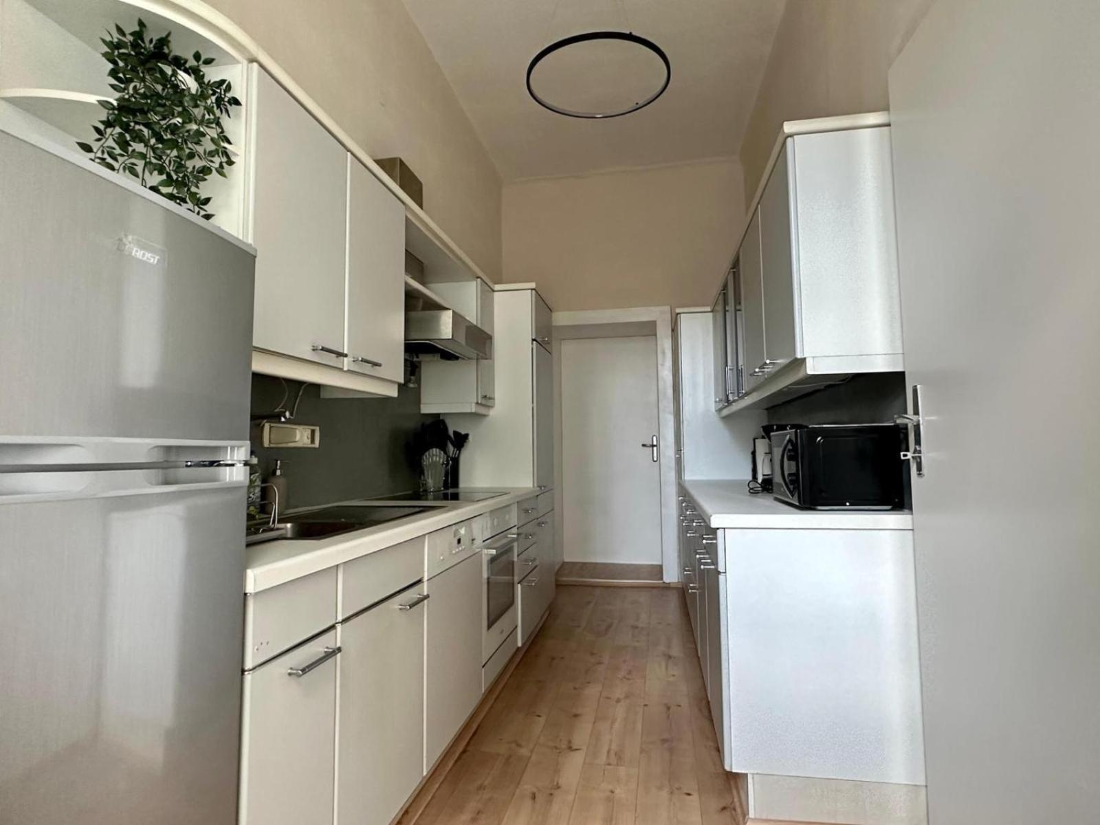 Spacious Apartment, 3 Min To U6 Metro *