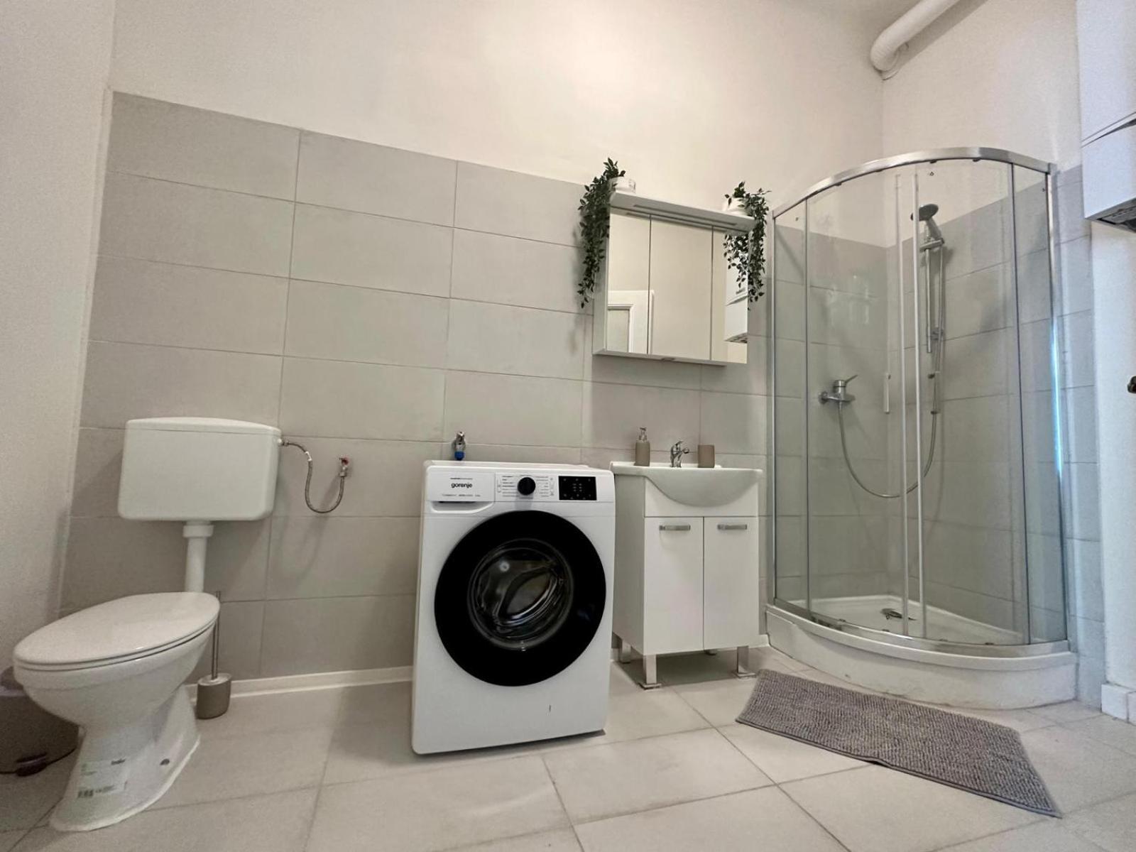 Spacious Apartment, 3 Min To U6 Metro