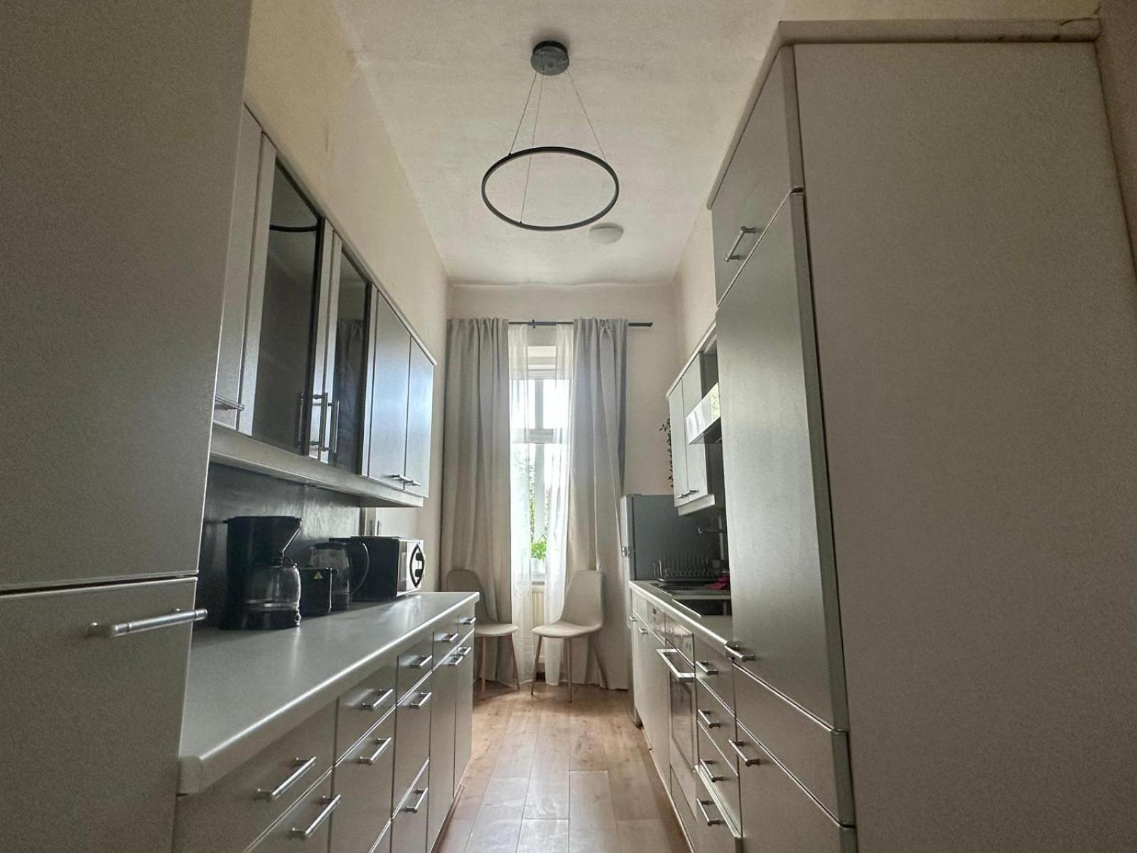 Apartment Spacious Apartment, 3 Min To U6 Metro *