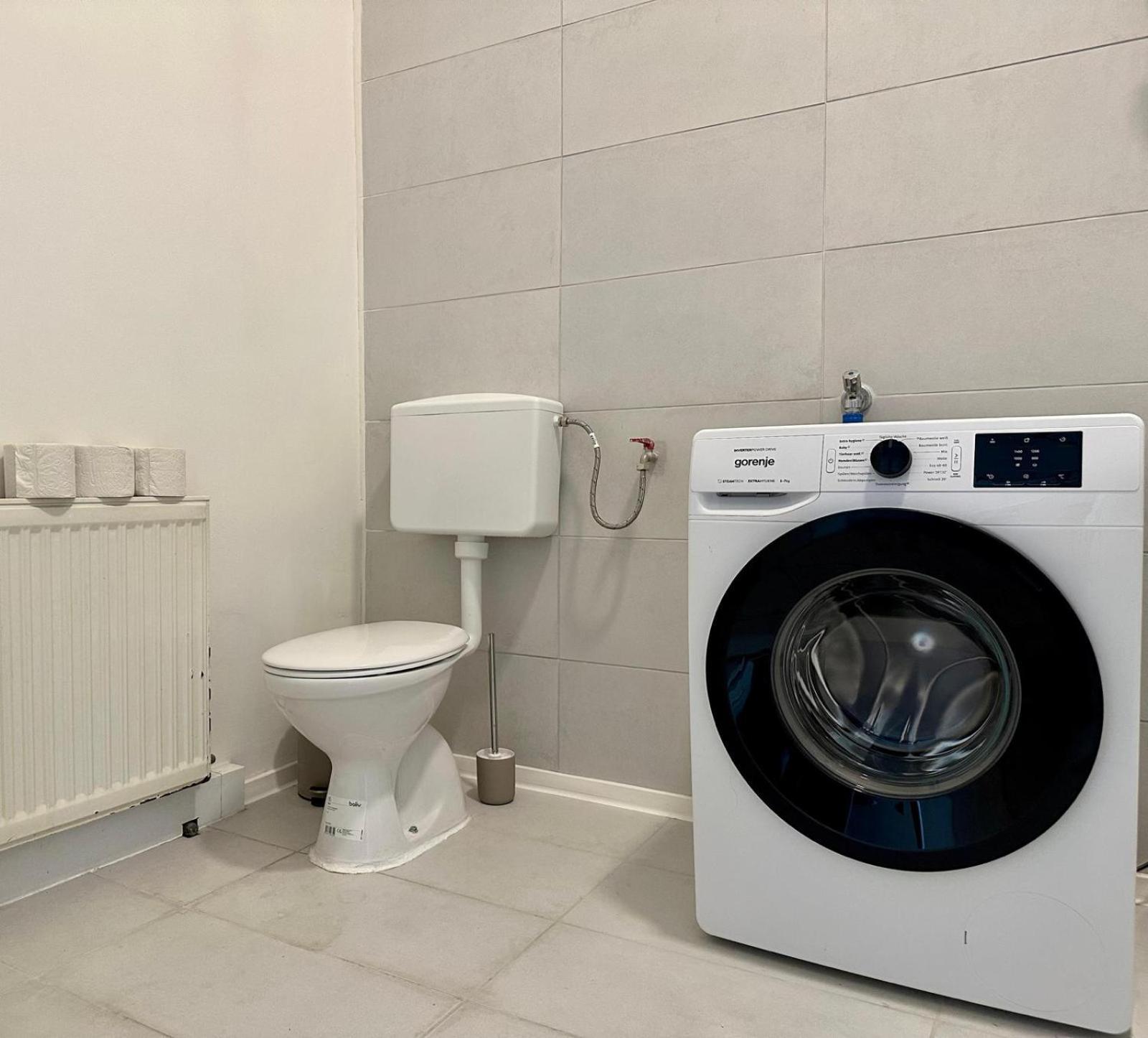 Spacious Apartment, 3 Min To U6 Metro Apartment