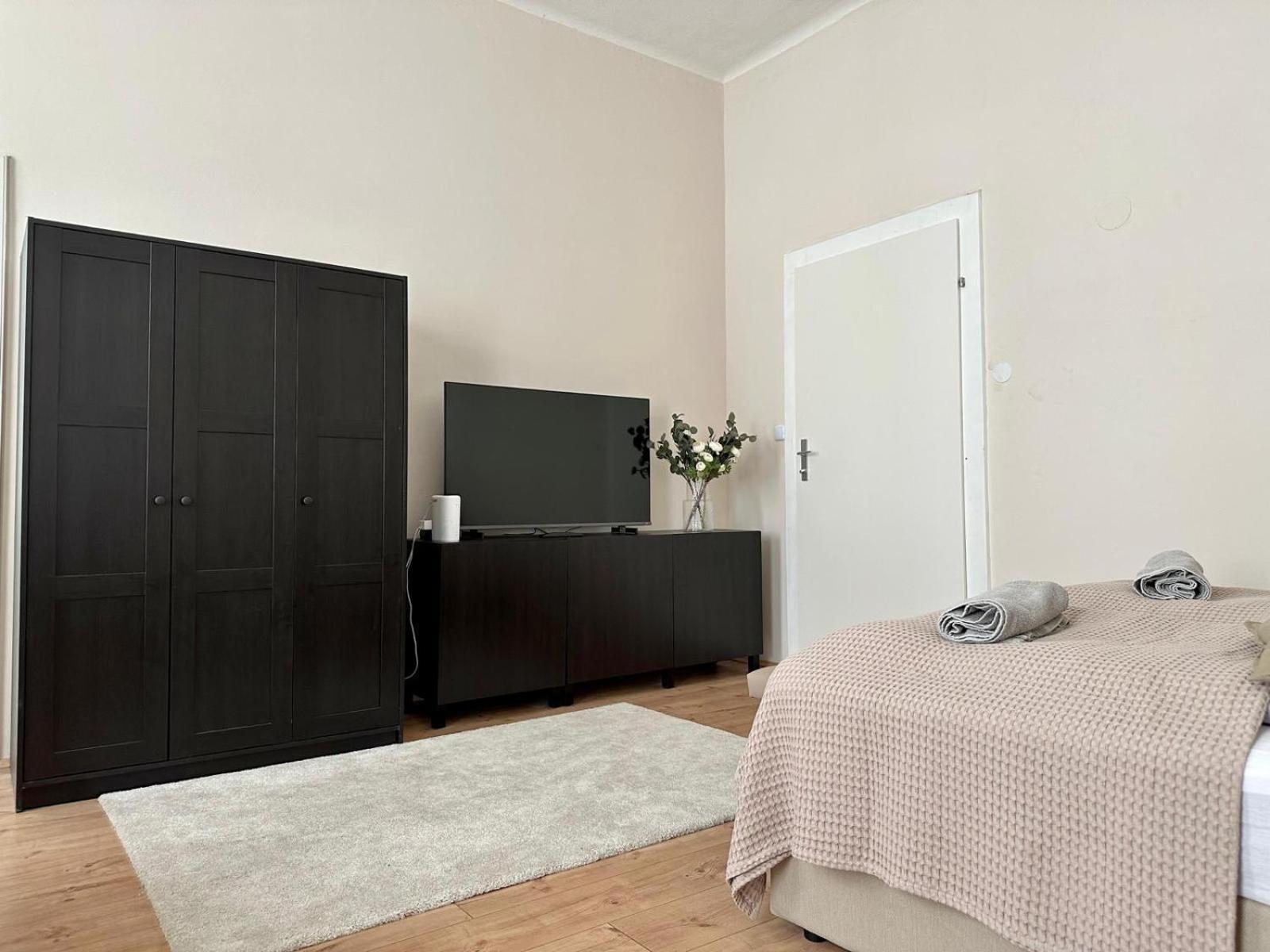 Spacious Apartment, 3 Min To U6 Metro Apartment