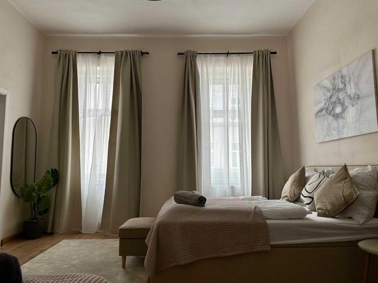 Spacious Apartment, 3 Min To U6 Metro *